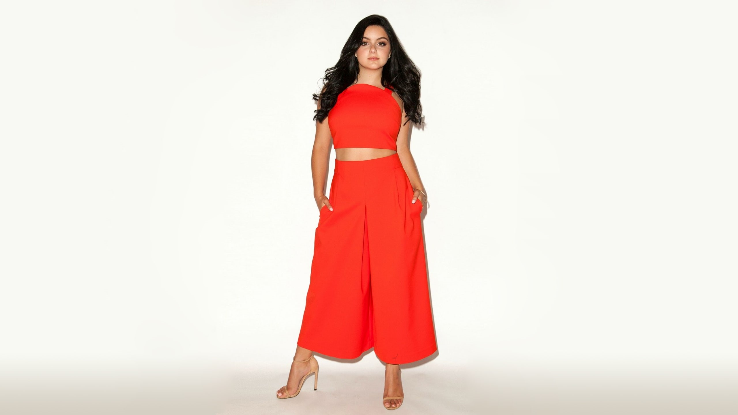actress, Ariel Winter, 2K, simple background, high heels, brunette, feet, HD Wallpaper
