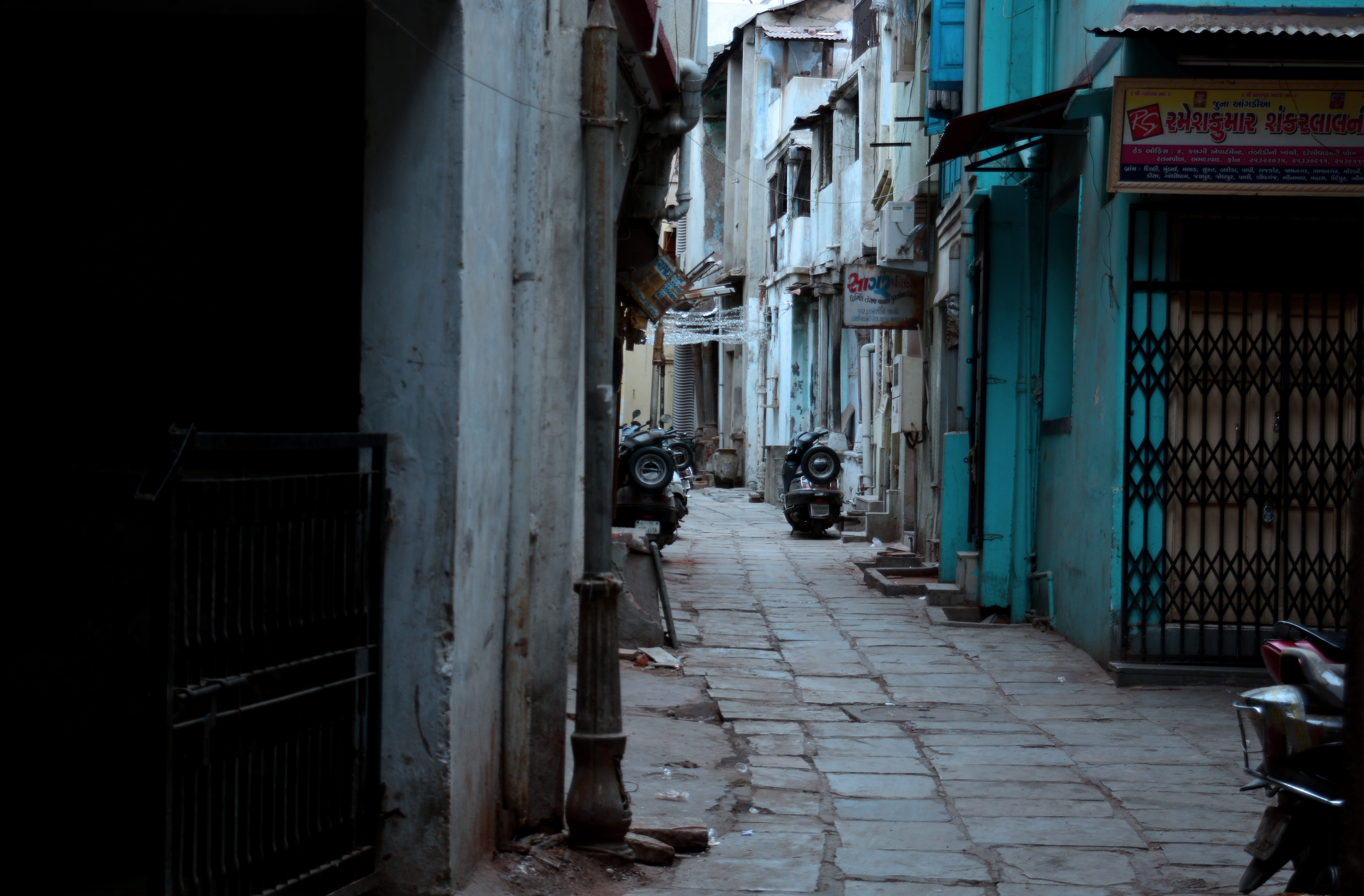 ahmedabad, street, transportation, old city, mode of transportation, day, old, residential district, 5K, house, outdoors, building, entrance, india, the way forward, HD Wallpaper