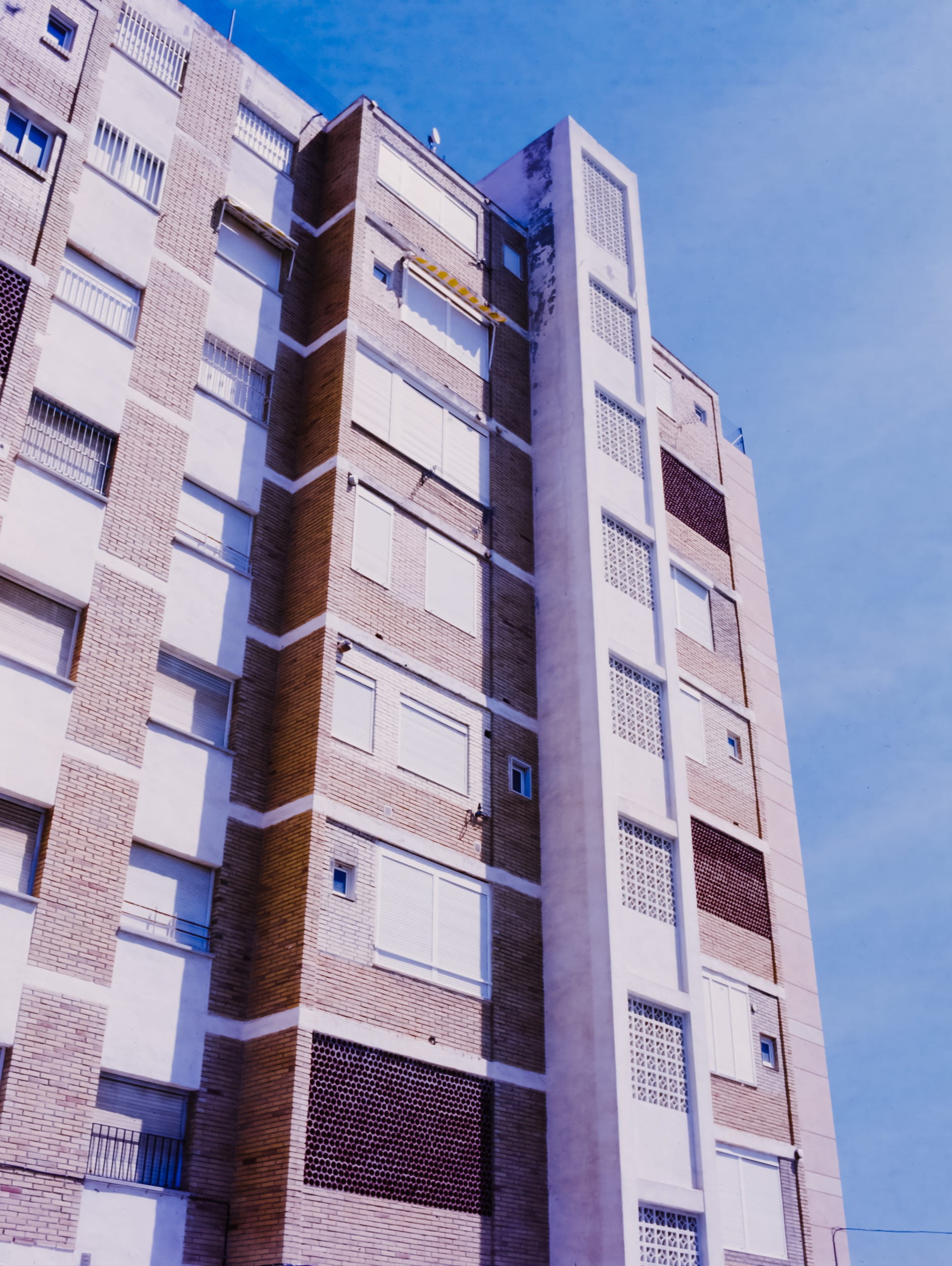 60 mm, hasselblad, office, color, residential district, sunny, low angle view, summer, contrast, city, apartment, glass - material, kodak, sunshine, daytime, Phone HD Wallpaper