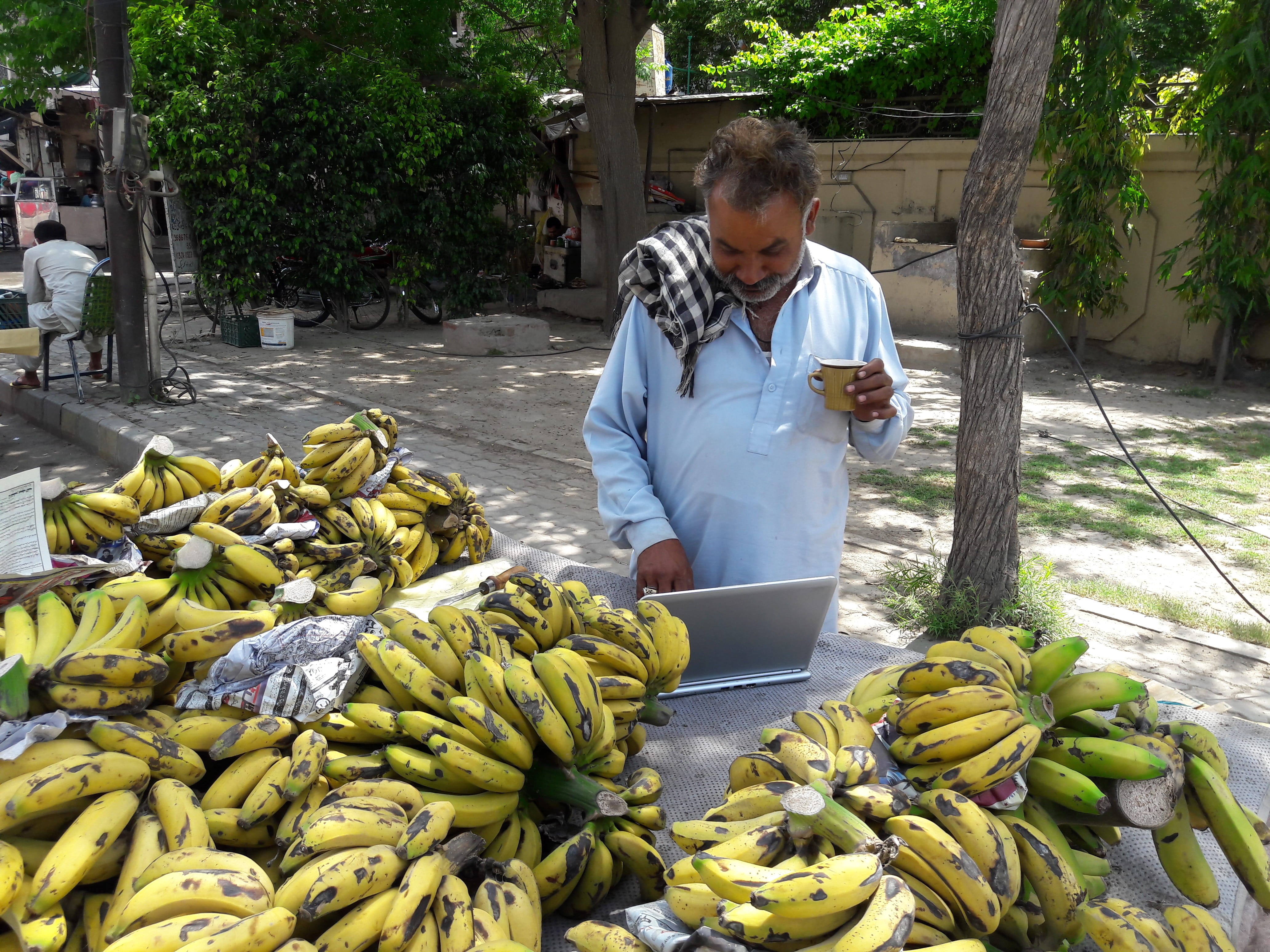 men, healthy eating, lahore, retail software, technologies, human, one person, freshness, front view, street hawker, selling, banana, fruit, outdoors, wellbeing, HD Wallpaper