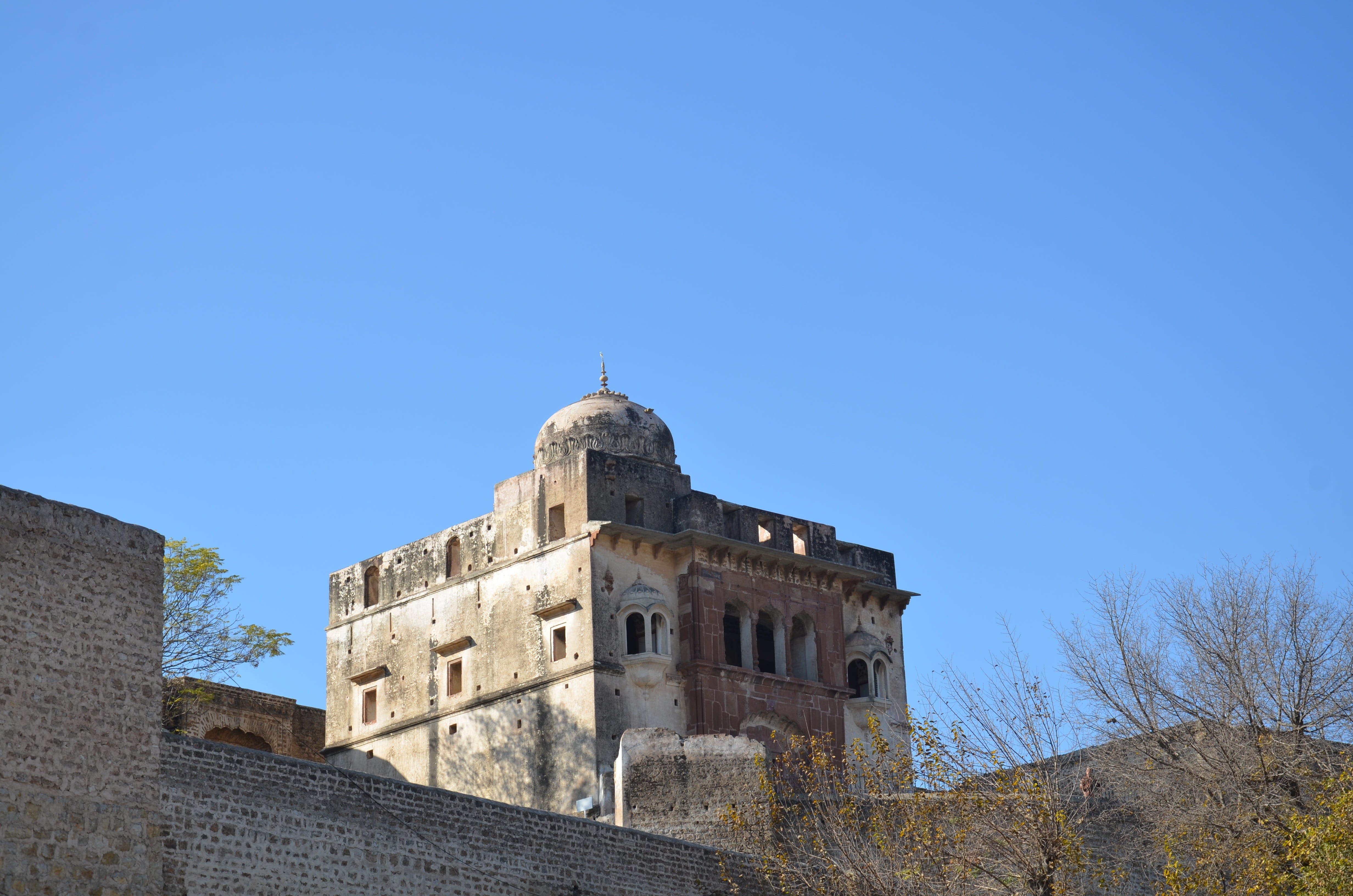 nature, history, clear sky, place of worship, building exterior, 4K, fort, chakwal, kalar kahar rd, tree, katas raj temples, sunlight, copy space, travel destinations, HD Wallpaper