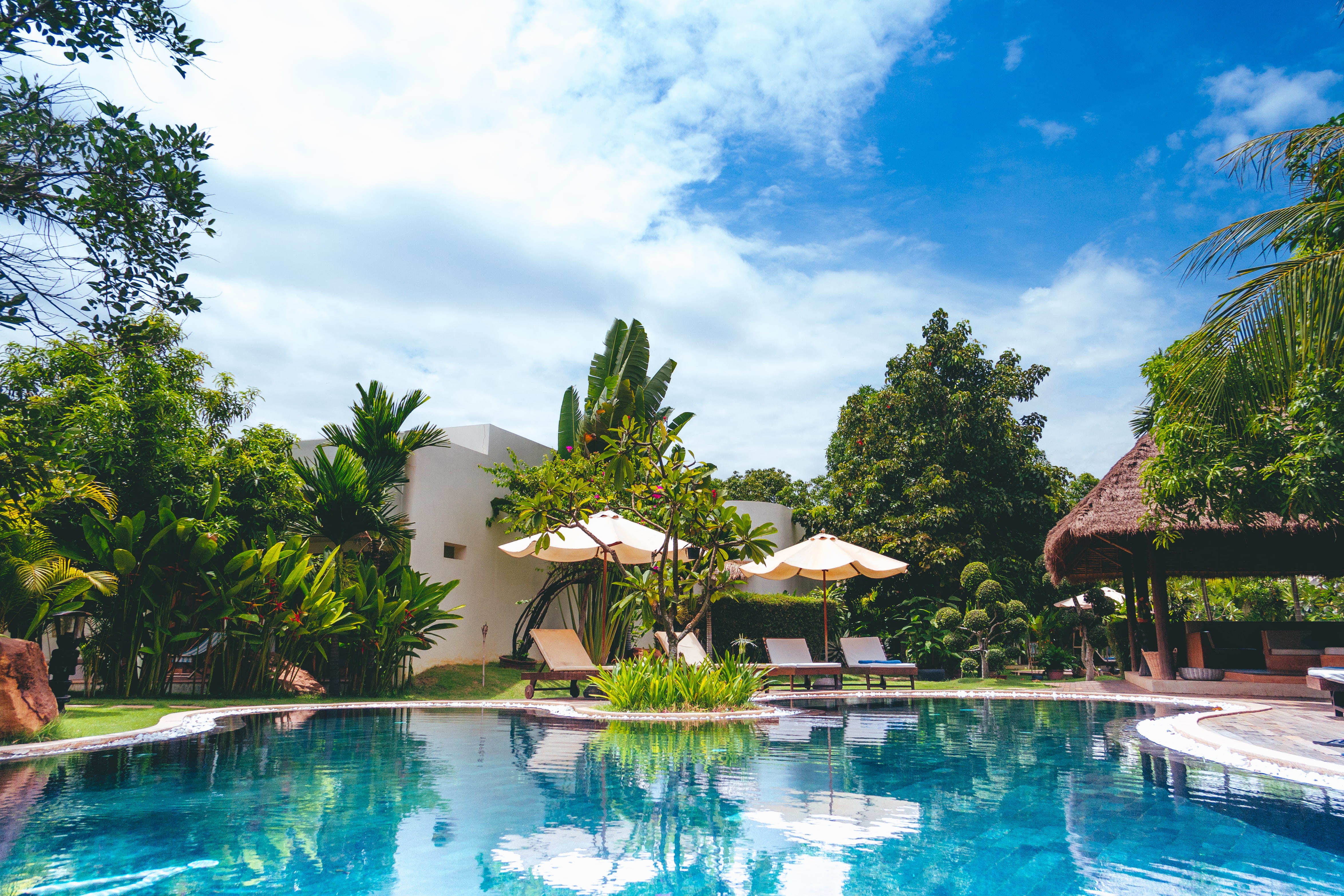 sky, pool, cloud - sky, no people, jar, trip, umbrellas, building exterior, hut, plant, poolside, patio, house, luxury, day, 4K, chair, built structure, HD Wallpaper