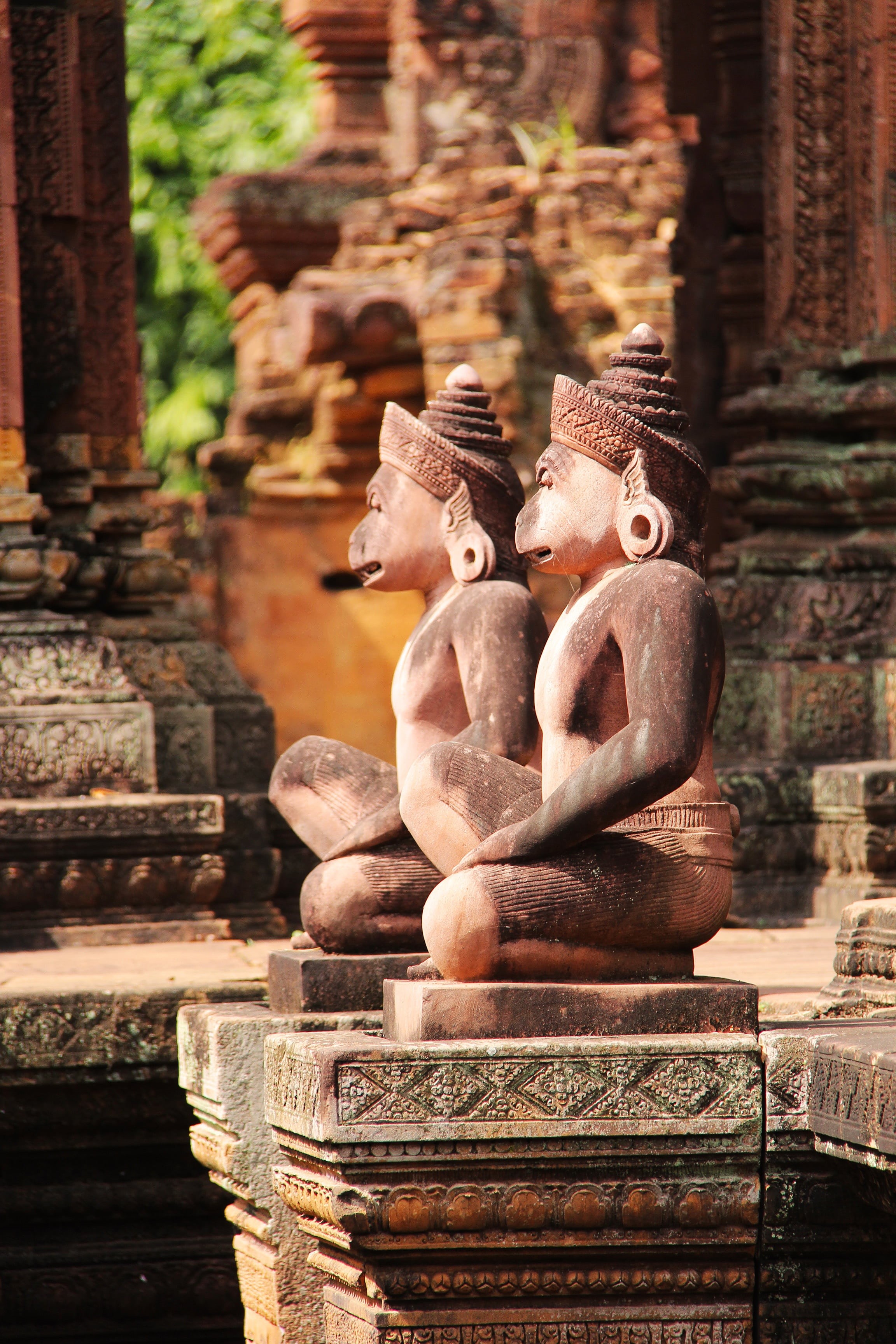 travel, tourism, religion, brown, art and craft, sculpture, unesco, banteay srei, monkey, building, outdoors, spirituality, statue, no people, statues, Phone HD Wallpaper