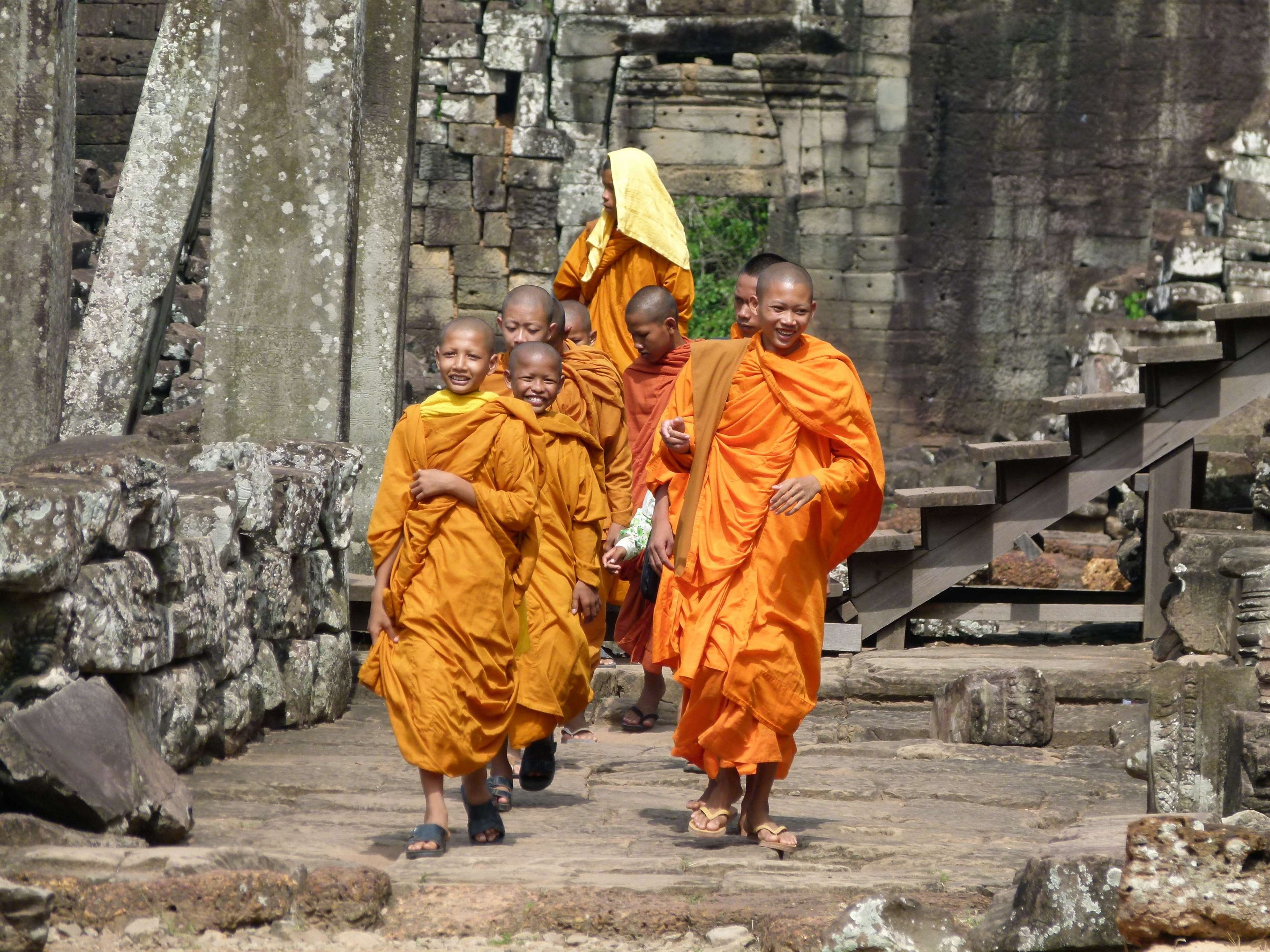 men, outdoors, group of people, temple, day, angkor, people, ruin, monks, walking, males, siem reap, spirituality, clothing, cambodia, buddhism, asia, 4K, HD Wallpaper