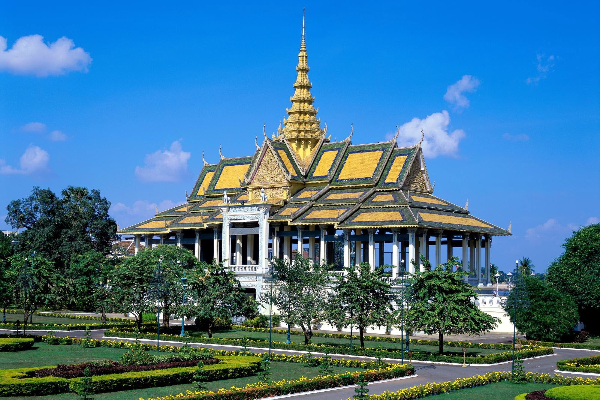 cloud - sky, Cambodia, concrete, Royal Palace, Phnom Penh, architecture, built structure, spire, belief, nature, spirituality, travel destinations, building exterior, HD Wallpaper