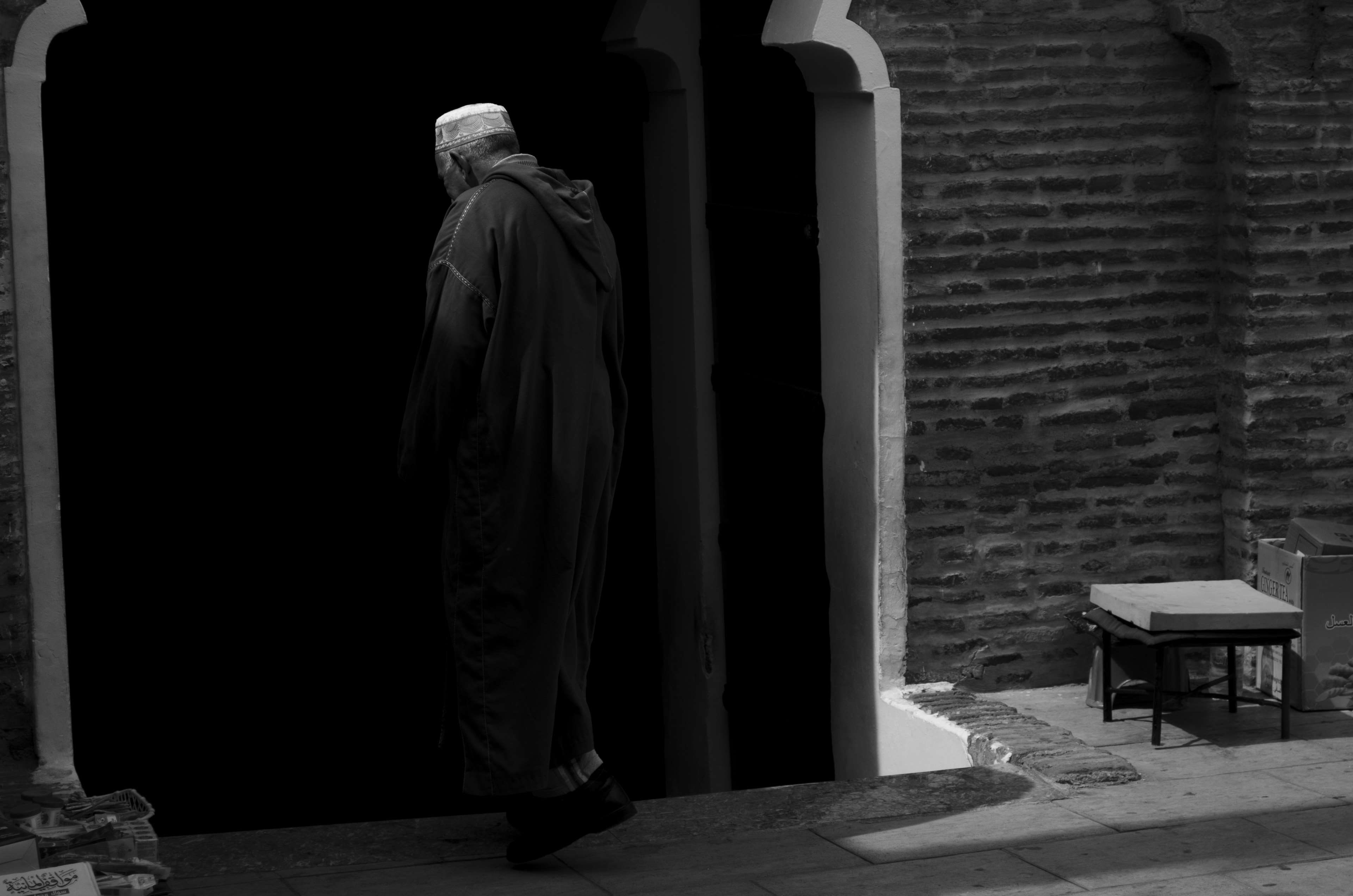 rear view, religion, mosque, belief, day, one person, 4K, real people, spirituality, marrakesh, morocco, full length, entrance, islam, lifestyles, clothing, HD Wallpaper