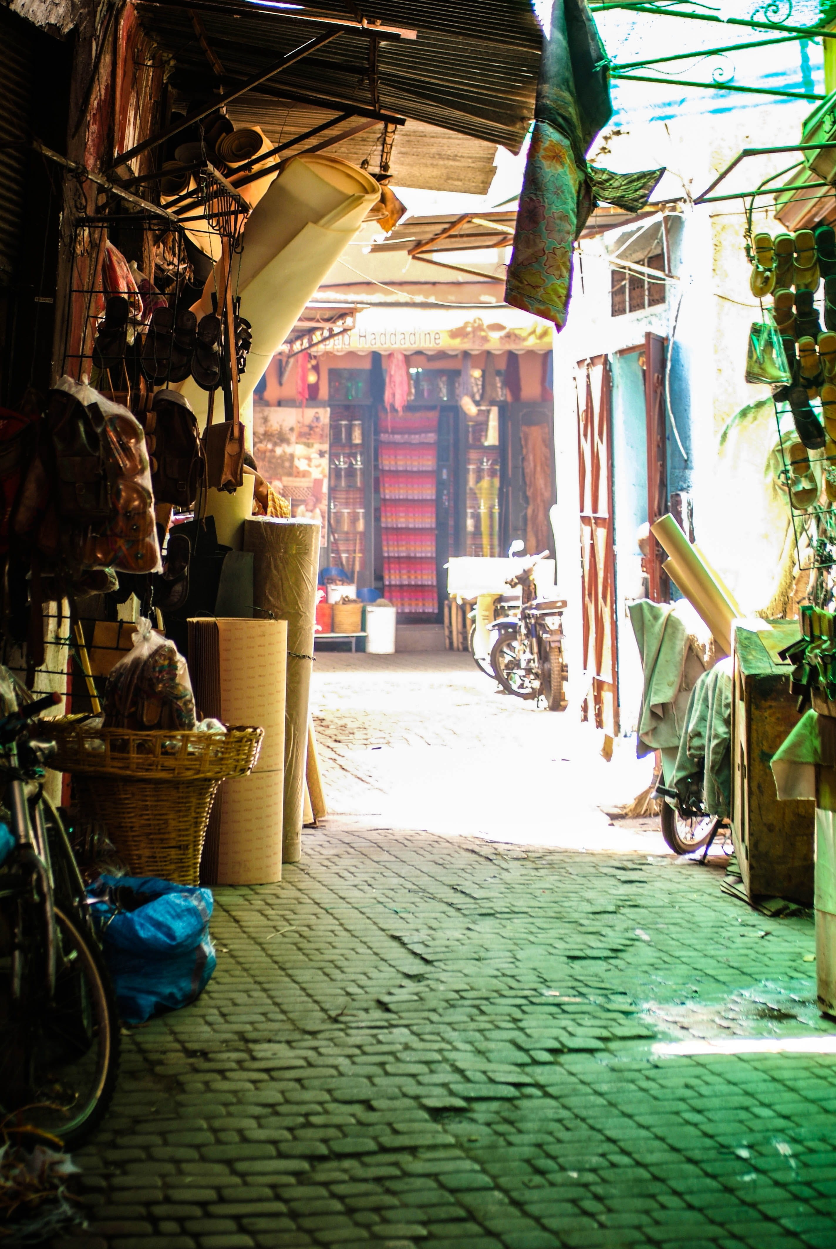 souk, 4K, plant, lights, building exterior, day, lost, market, retail, market stall, built structure, marrakesh, large group of objects, building, morroco, Phone HD Wallpaper