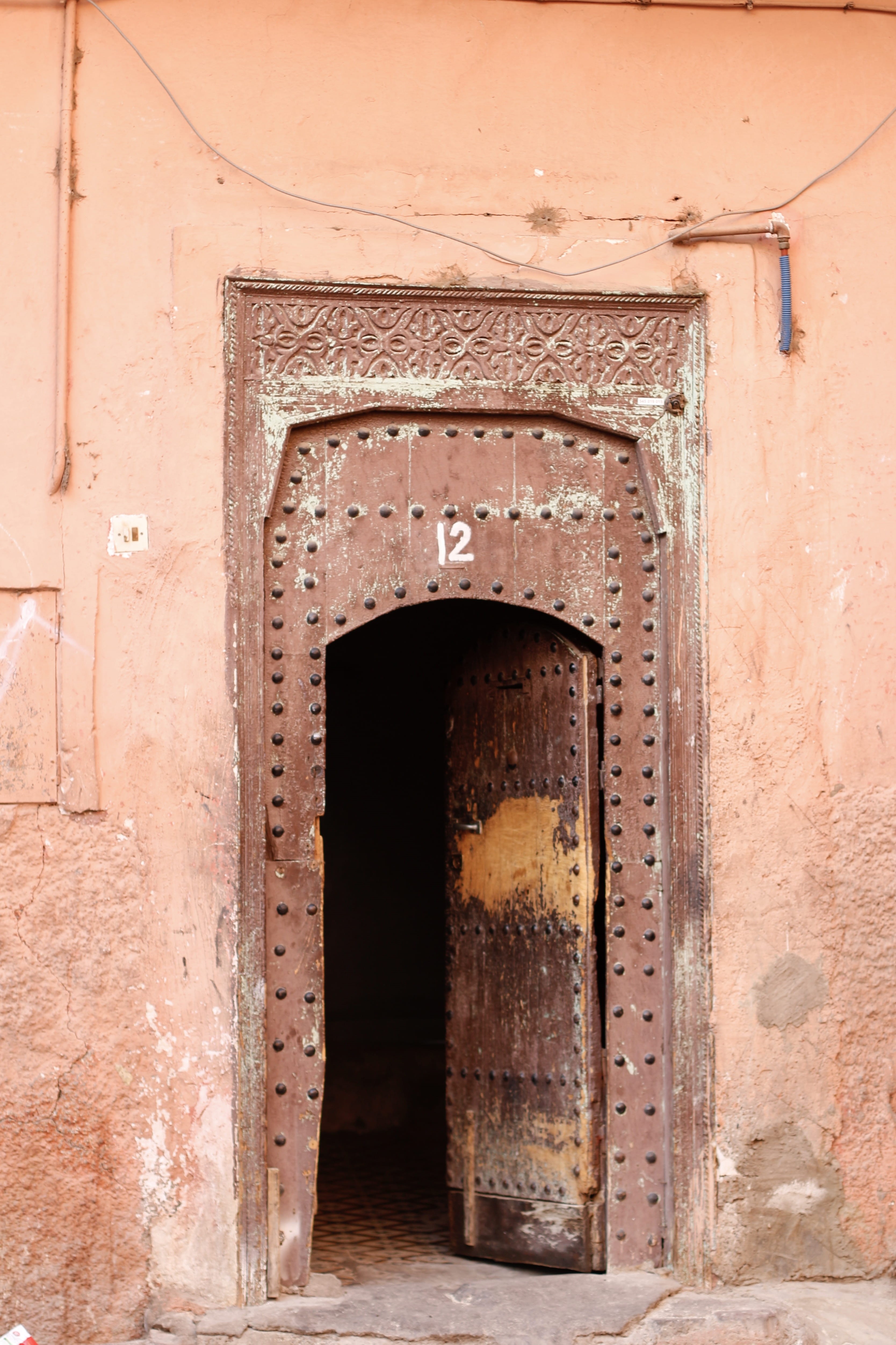 building, open, wall, no people, house, metal, trip, history, doorway, day, design, wall - building feature, marrakesh, architecture, arch, street, entrance, Phone HD Wallpaper