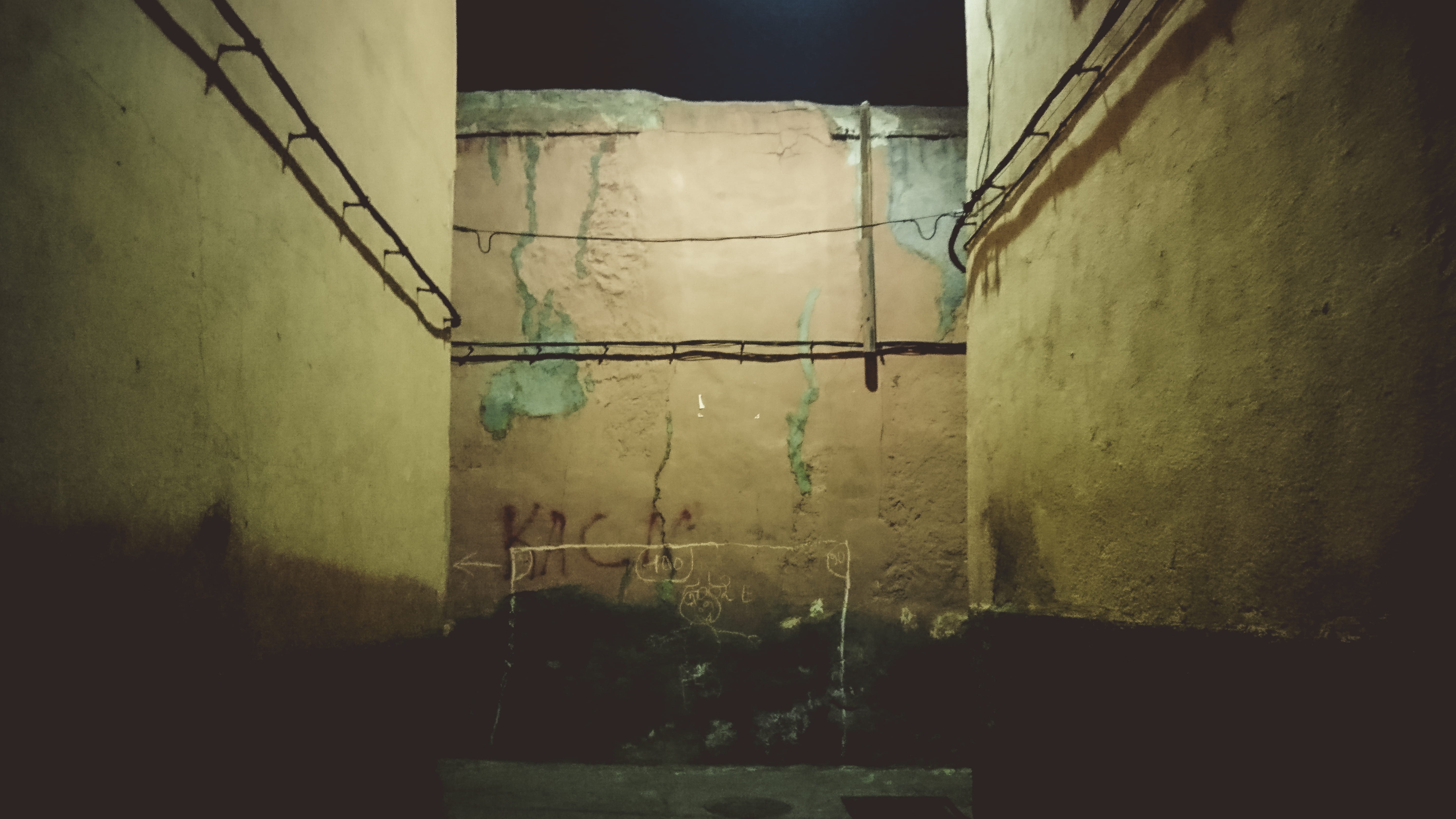 weathered, wall, city, derb zemrane, kids, run-down, old, industry, football, travel, moroccan, street, nature, marrakesh, building, mobile, night, architecture, HD Wallpaper