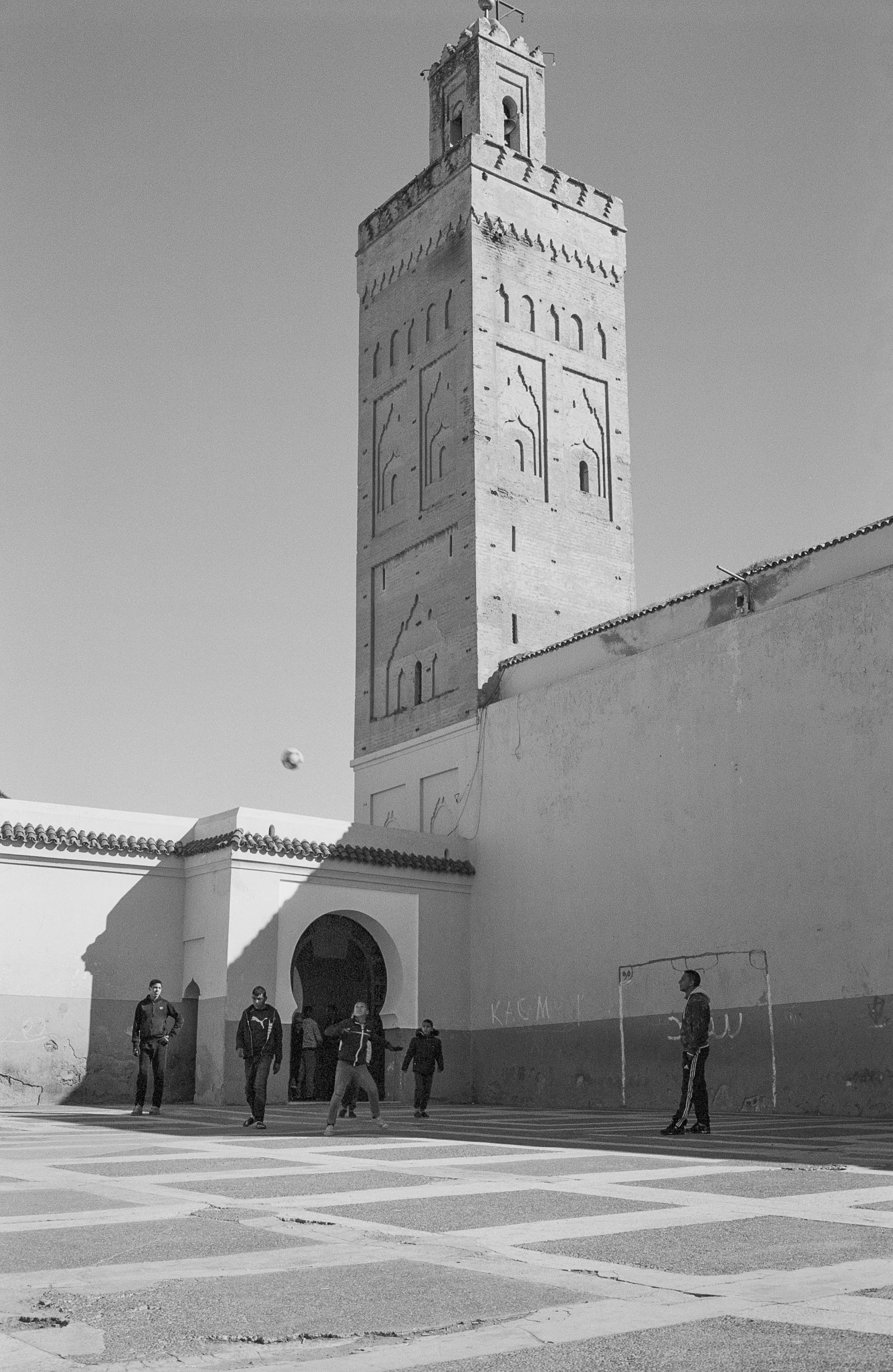 mosque, lifestyles, analog, communication, morocco, moroccan, day, tower, playing, football, building, group, women, real people, men, sky, leisure activity, Phone HD Wallpaper