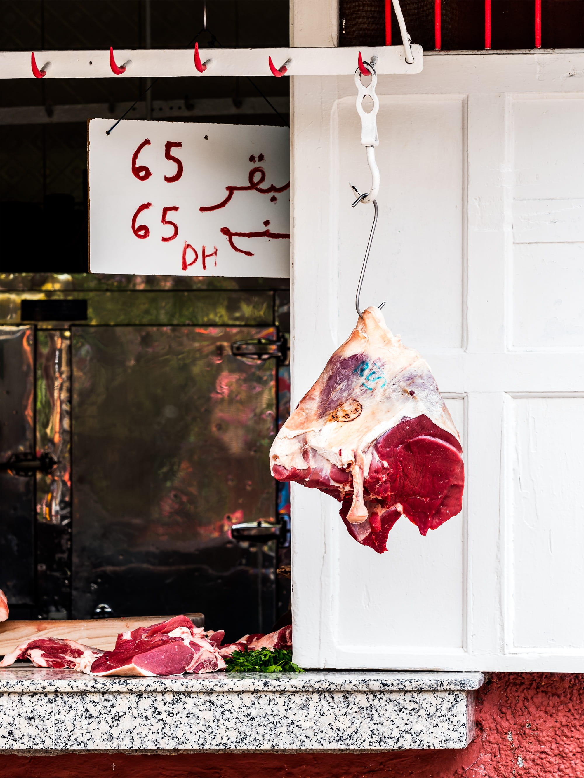 morocco, container, day, sale, close-up, beef, sign, communication, food and drink, indoors, marrakesh, blood, red, freshness, meat, hanging, no people, Phone HD Wallpaper
