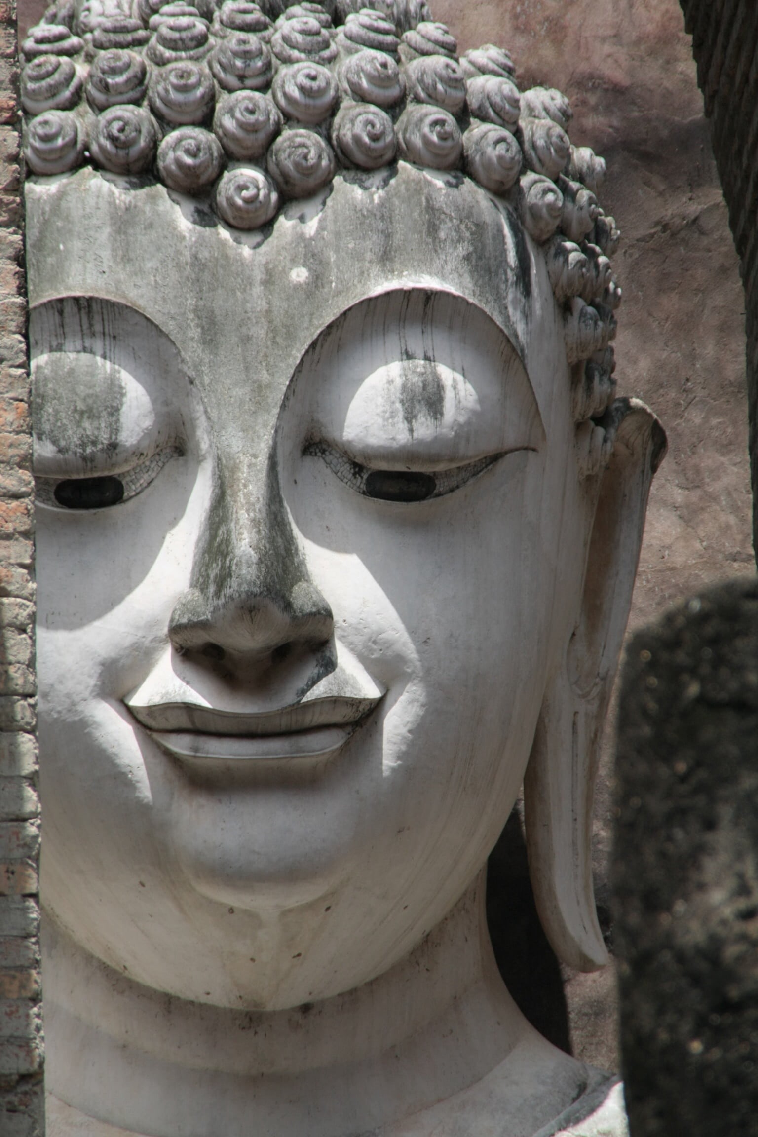 1080P, sculpture, wat si chum, day, ornate, spirituality, sukhothai historical park, art and craft, idol, religion, carving, statue, may be the, place of worship, Phone HD Wallpaper