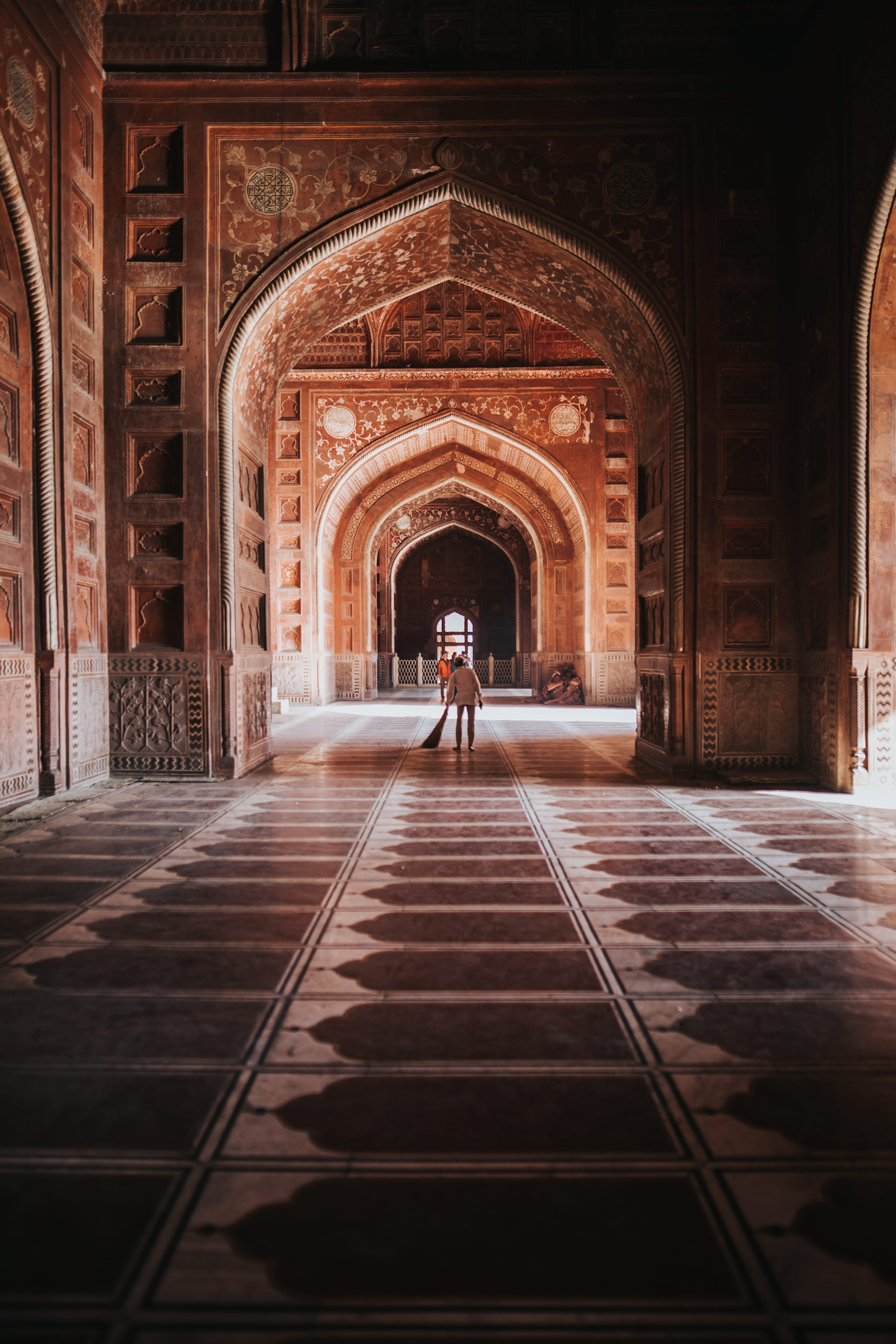 diminishing perspective, person, service, detail, leisure activity, 5K, travel destinations, mosque, working, real people, indoors, built structure, full length, Phone HD Wallpaper