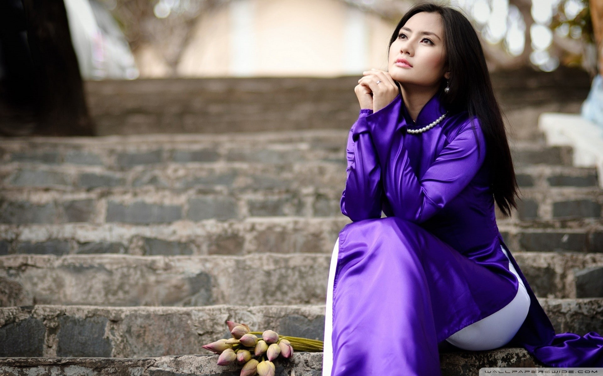 women outdoors, stairs, 1080P, vietnamese, women, black hair, Asian, áo dài, sitting, brunette, looking up, HD Wallpaper