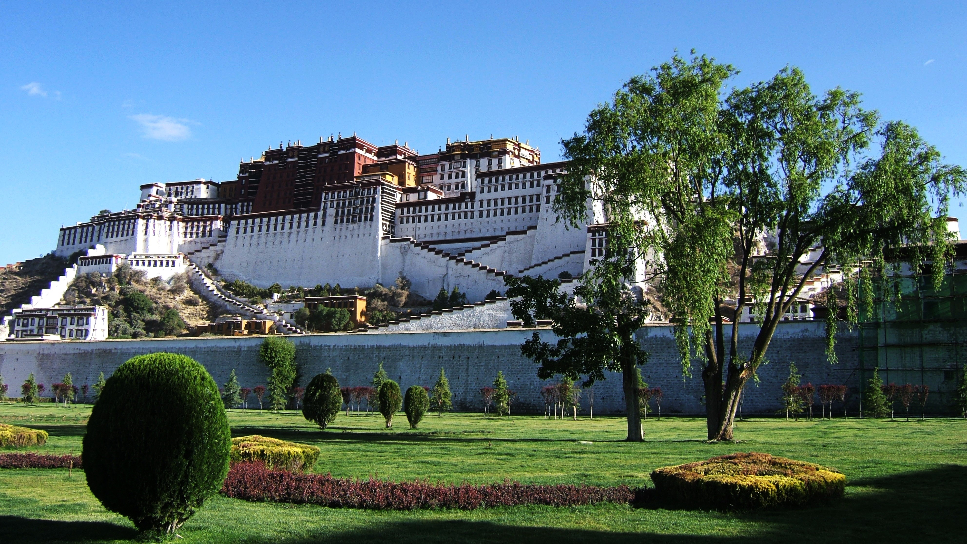 hedge, 4K, sky, potala palace, blue, garden, architecture, tibet, grass, tree, white, sunlight, green color, building exterior, house, nature, budismus, HD Wallpaper