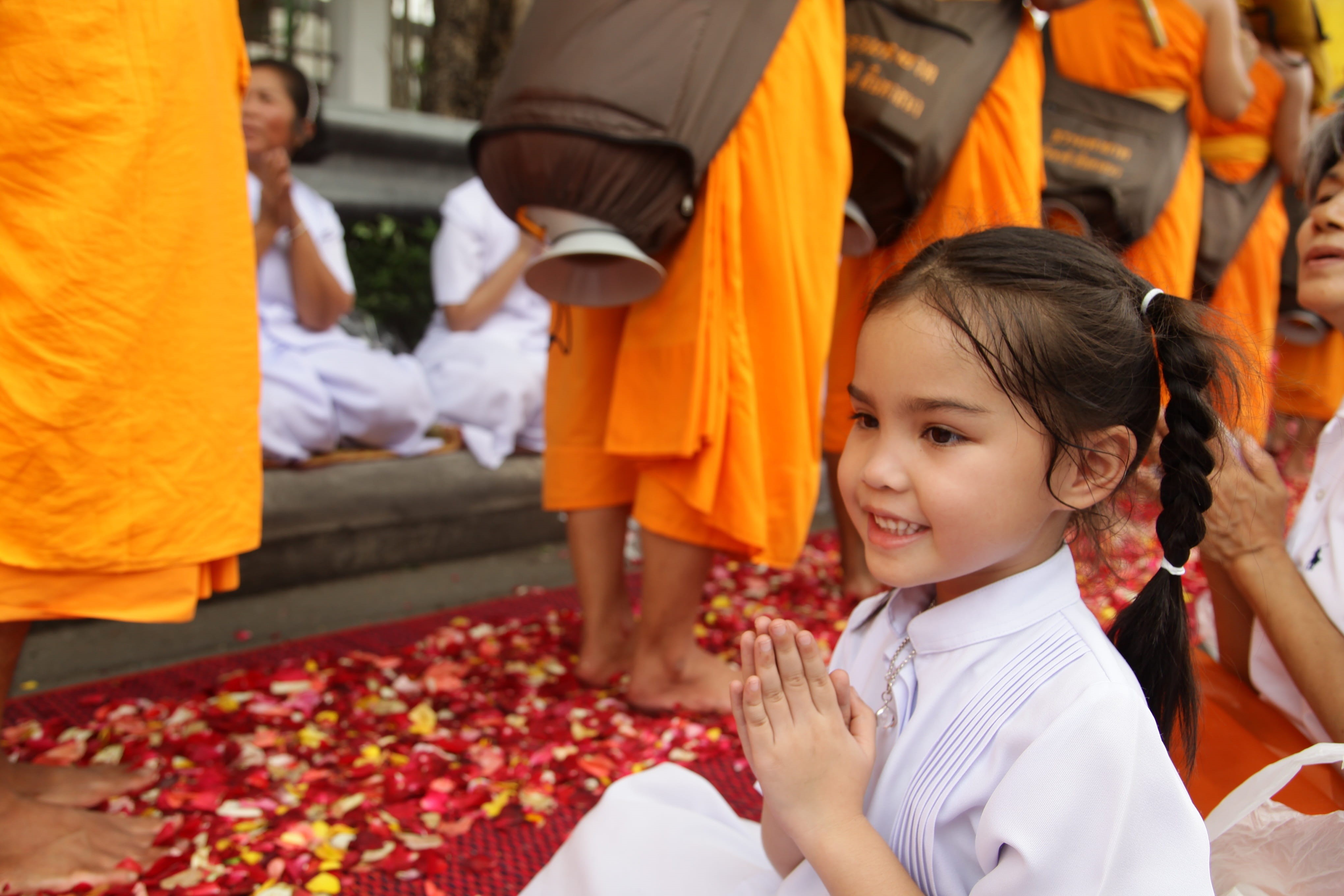 buddhists, pray, orange color, more than, ceremony, females, real people, childhood, walk, child, lifestyles, wat, daughter, smiling, dhammakaya pagoda, HD Wallpaper