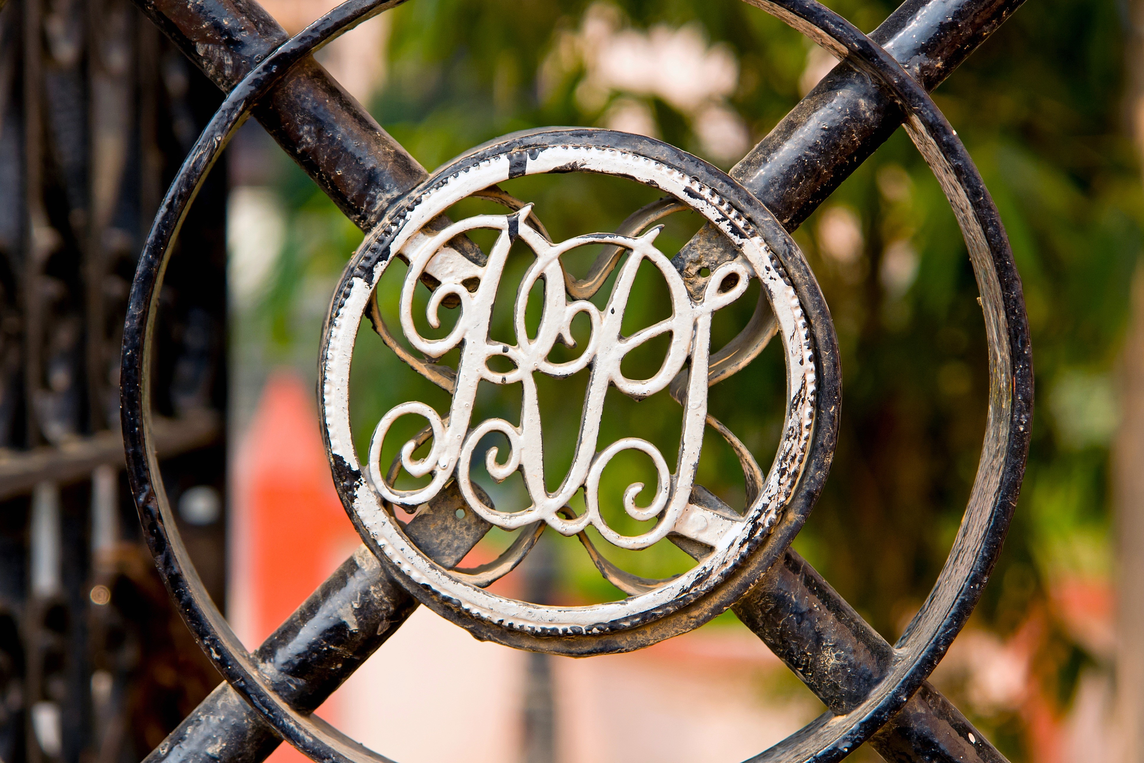 circle, shield, gate, close, house, day, vintage, design, building, asia, munger mandir, wheel, door shield, travel, door, outdoors, iron, enter, selective focus, HD Wallpaper
