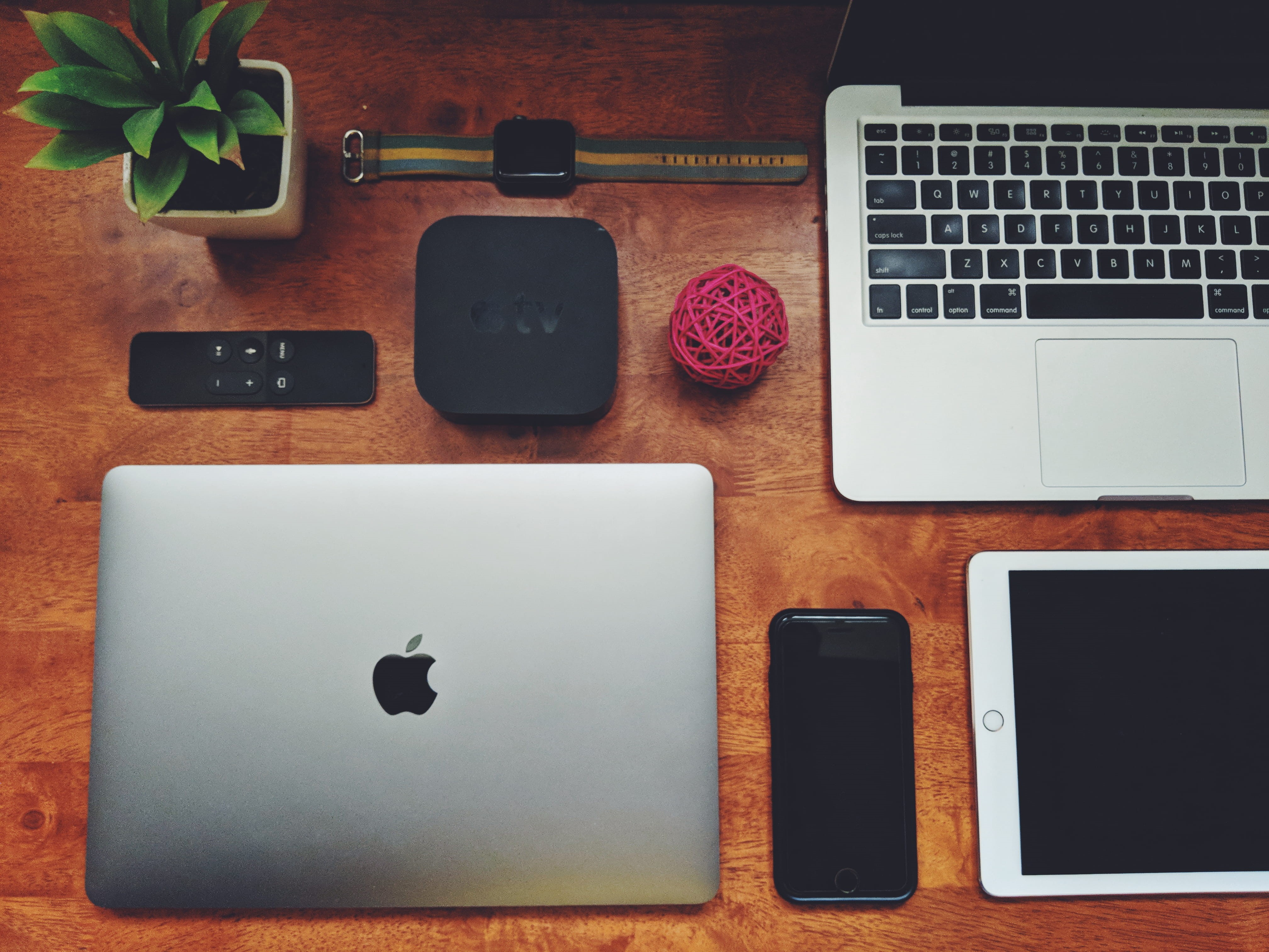organised, india, clean desk, macbook, office, still life, keyboard, smart phone, technology, directly above, device screen, communication, mobile phone, HD Wallpaper