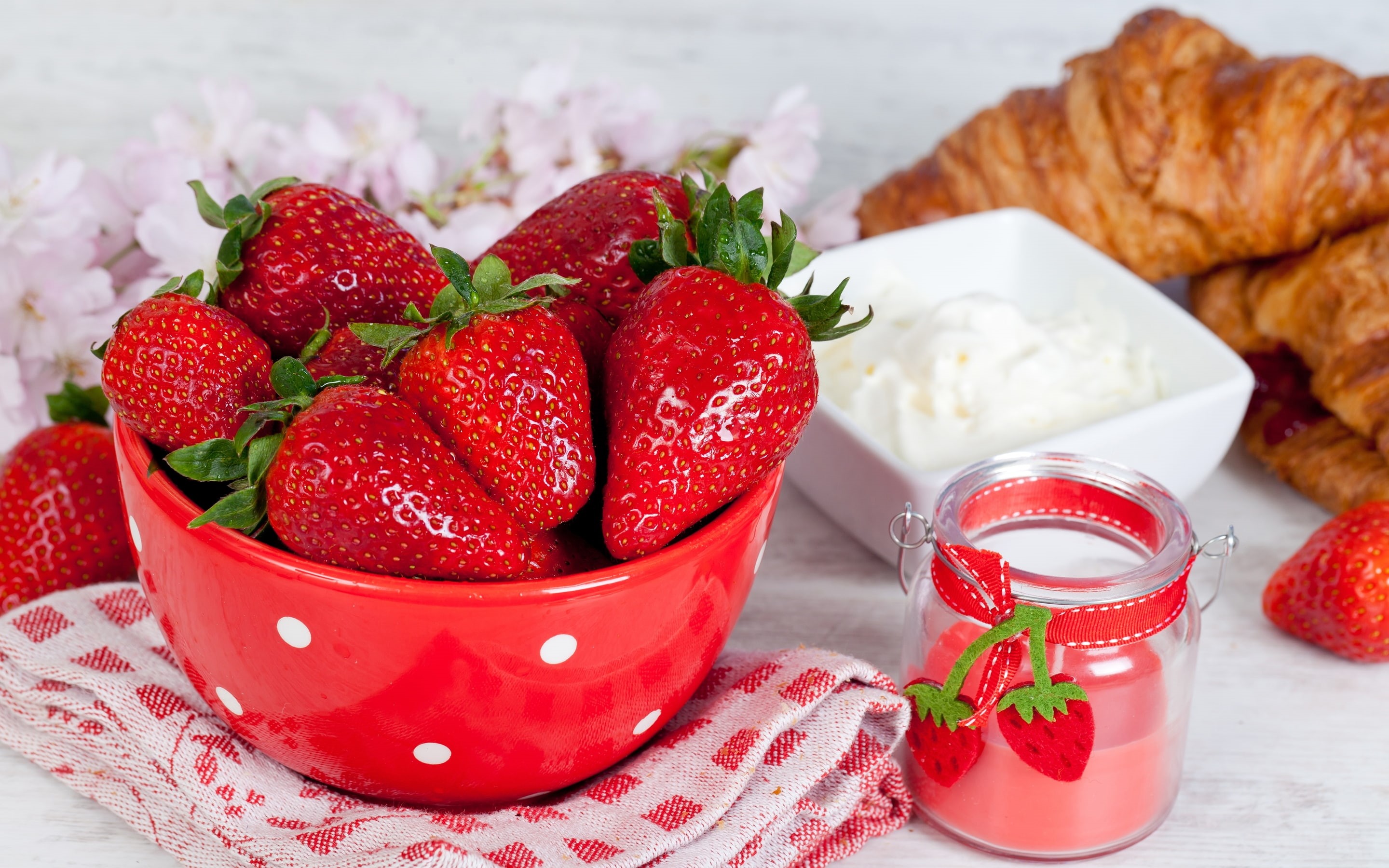 2K, dessert, cream, strawberries, croissants, fruits, towel, sweets, berries, sour, HD Wallpaper
