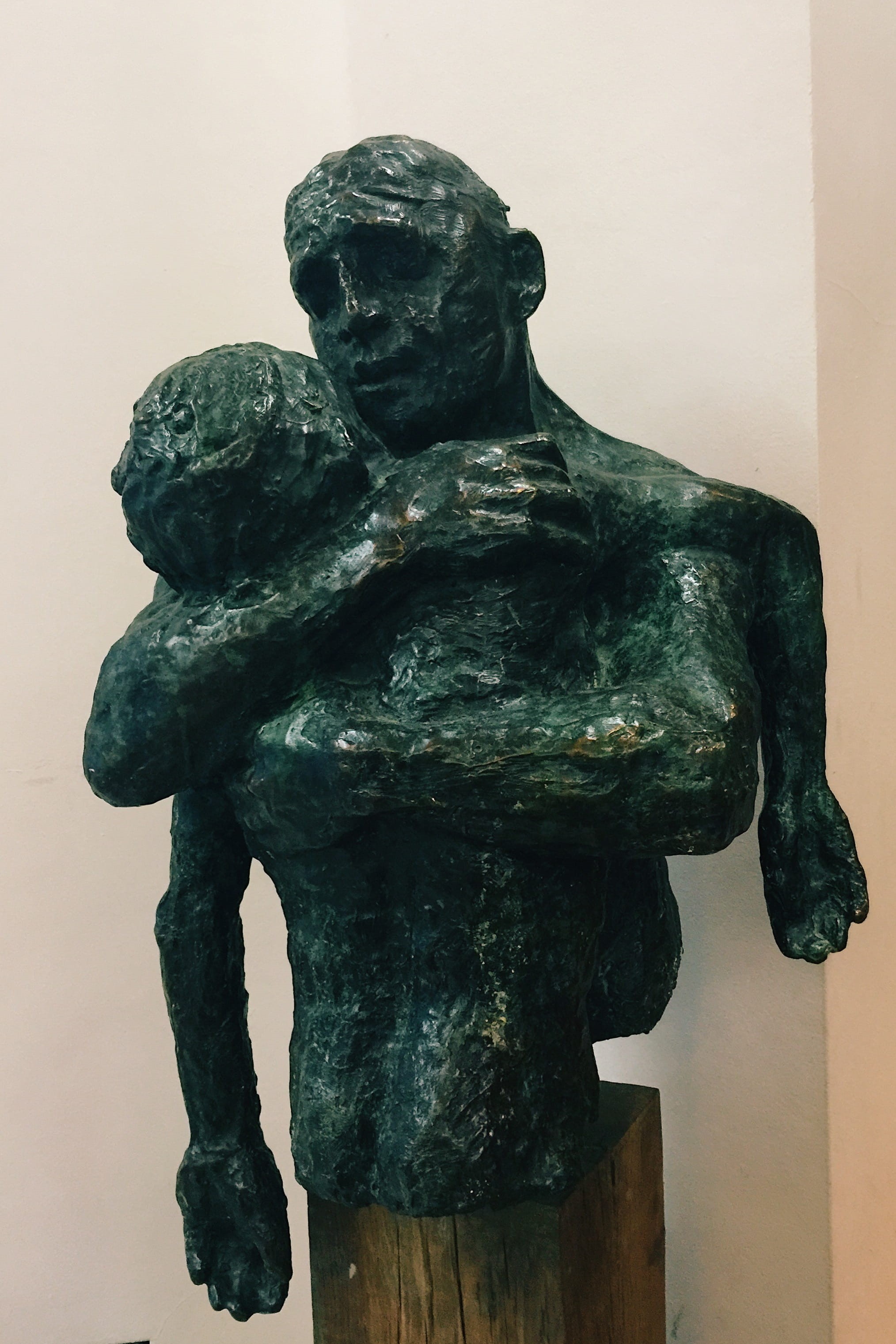 male likeness, wall - building feature, bronze - alloy, indoors, 2K, close-up, history, day, creativity, craft, sculpture, prodigal son, representation, Phone HD Wallpaper
