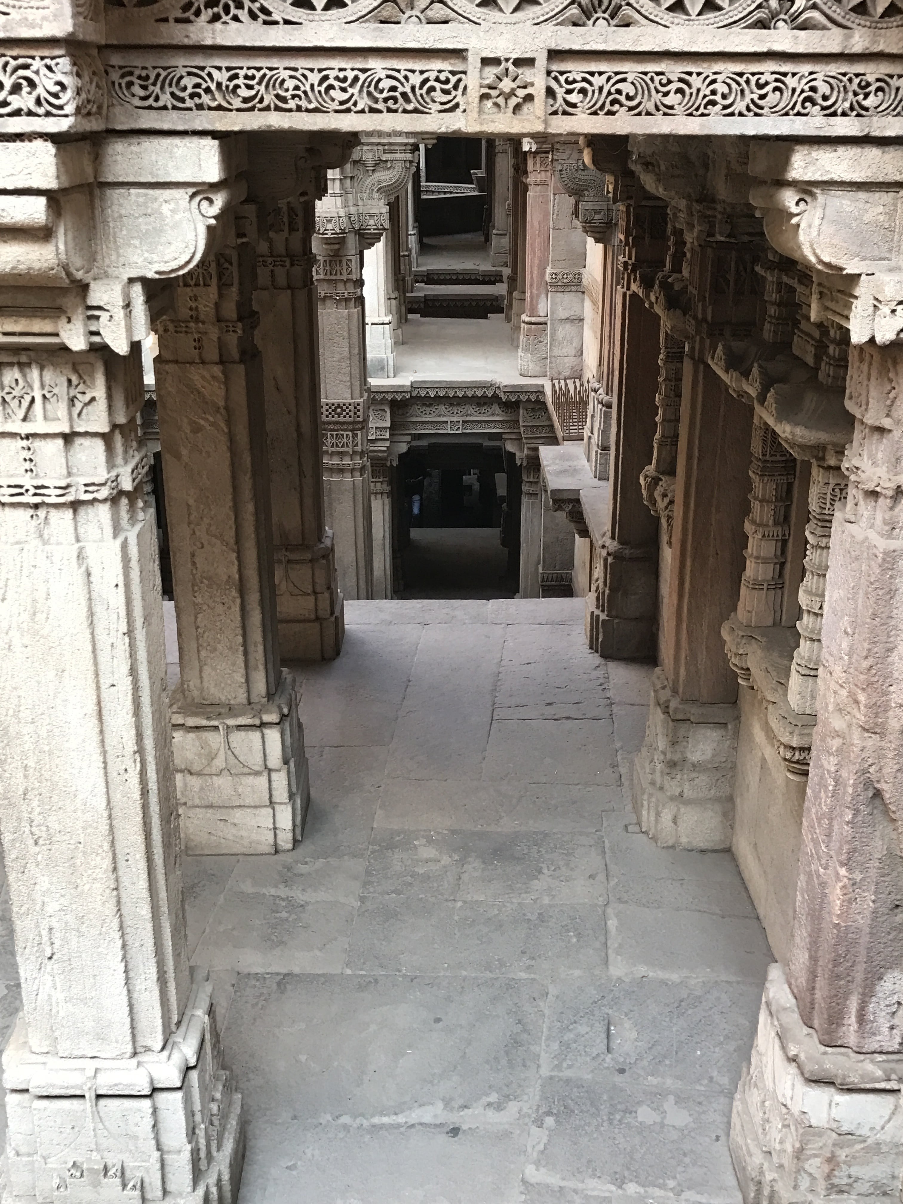 building exterior, outdoors, monument, entrance, craft, the way forward, attraction, architectural column, ahmadabad, religion, sculpture, spirituality, Phone HD Wallpaper