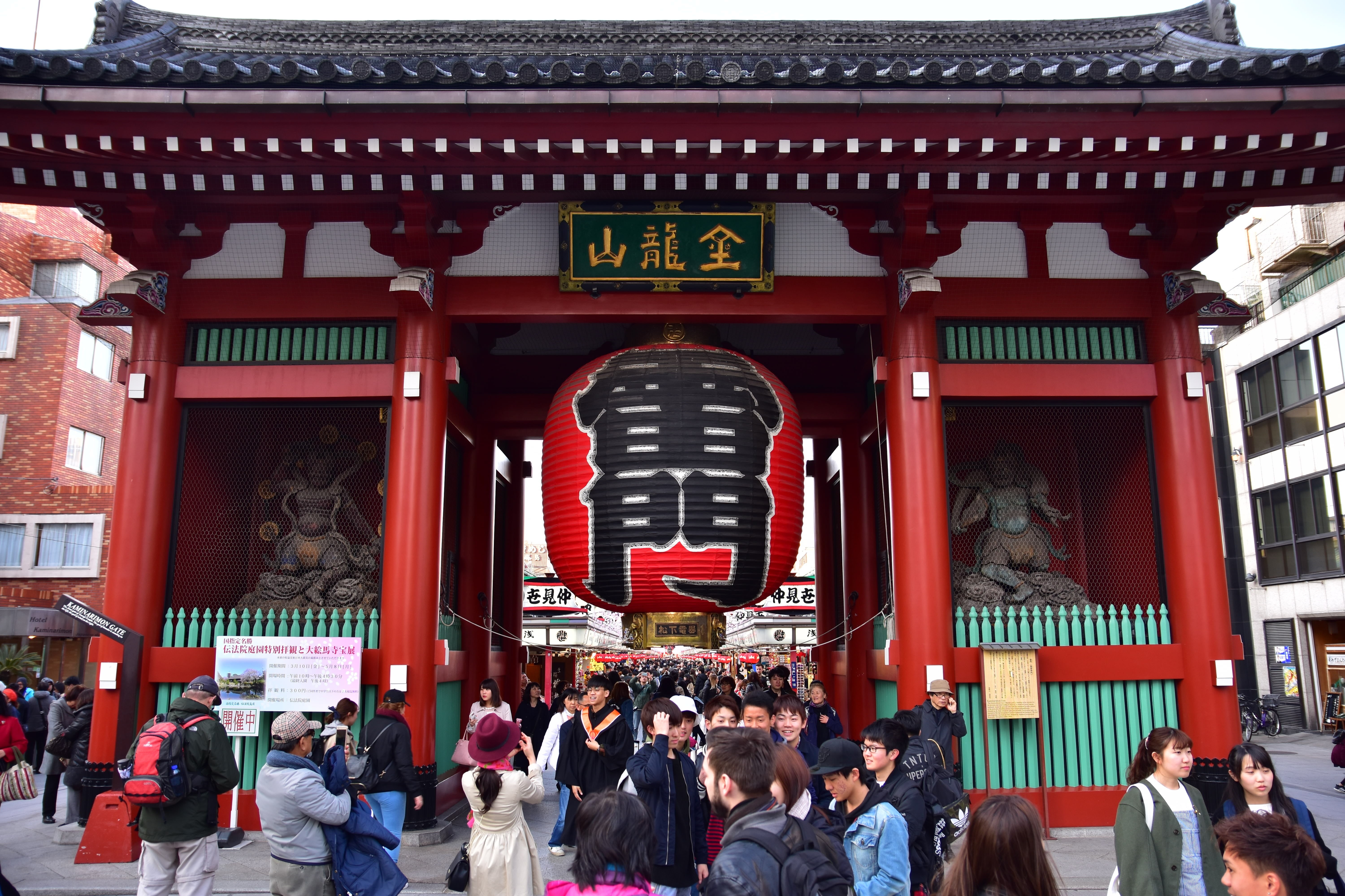 shrine, walking, temple - Building, communication, kaminarimon gate, red, outdoors, men, temple, building, history, daytime, buddhism, religion, beijing, HD Wallpaper