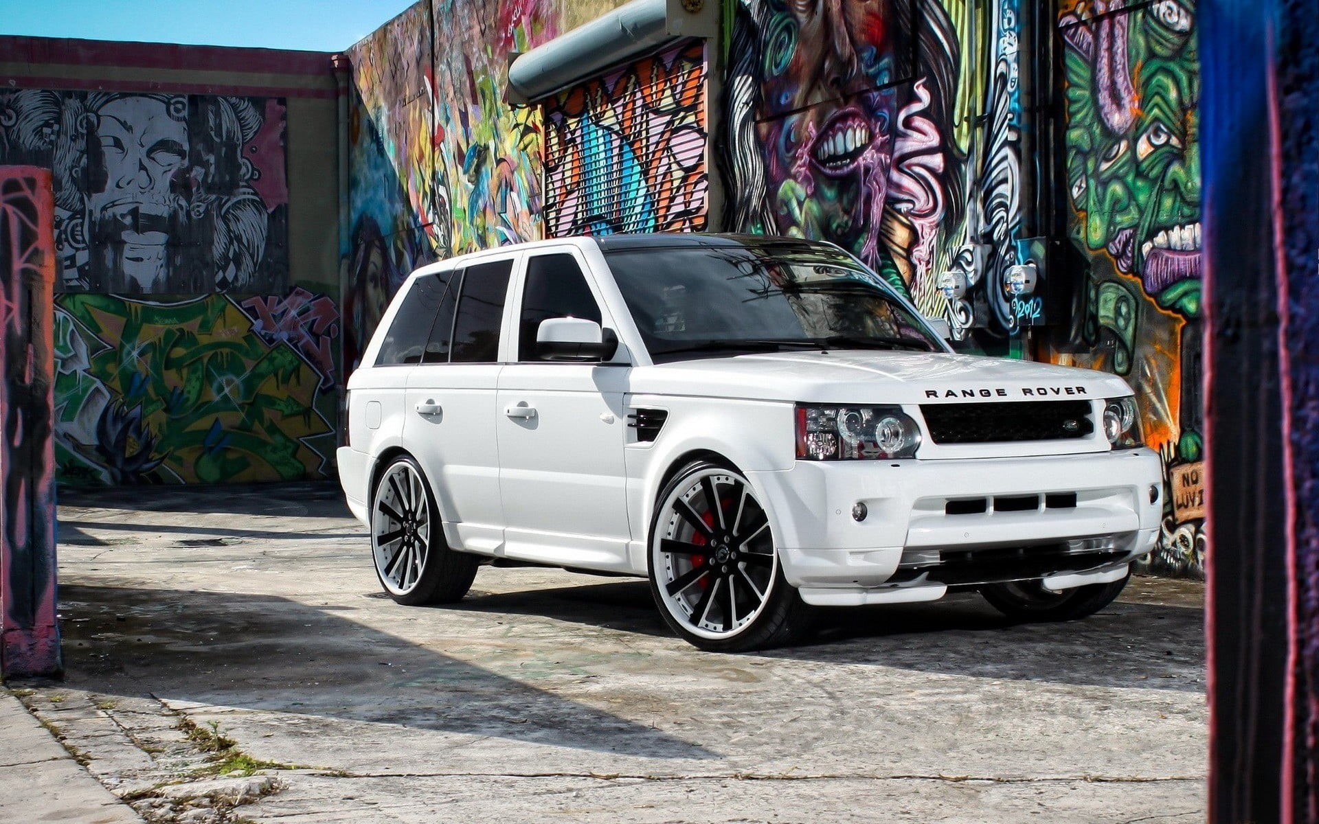 rover, vehicle, white cars, transportation, architecture, 1080P, graffiti, garage, mural, no people, multi colored, day, street art, art and craft, range, HD Wallpaper