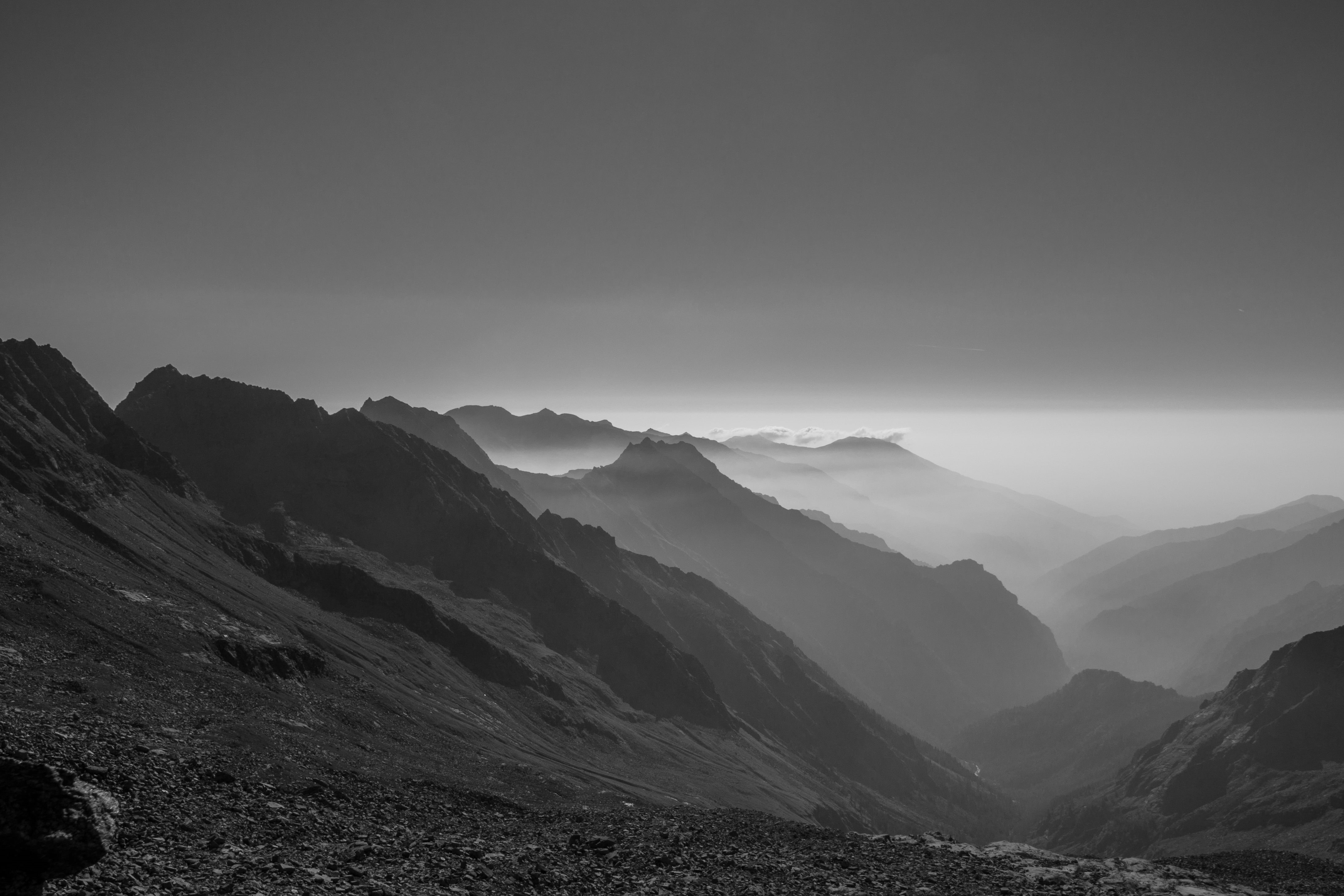 fog, grayscale, valley, mountain, sunset, landscape, Valle dAosta, Cogne, 4K, Italien, mountain Peak, scenics, monochrome, photo, outdoors, mountains, HD Wallpaper