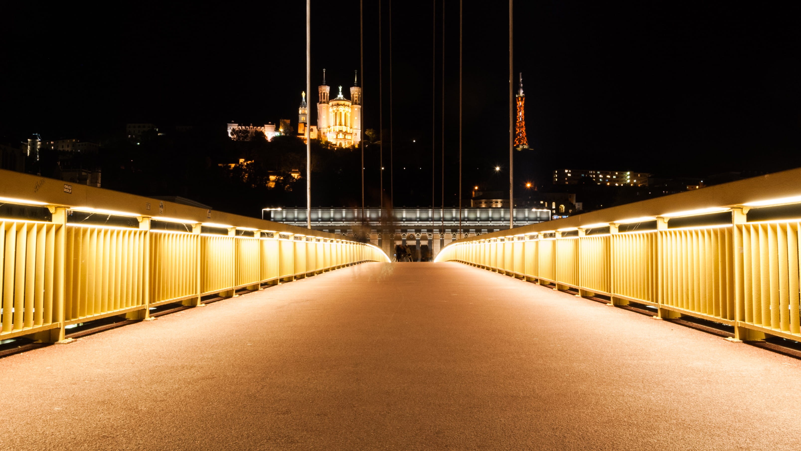passerelle du palais de justice, 2K, palais de justice, building exterior, outdoors, passerelle, luxury, city, motion, light trail, vieux lyon, lyon, nuit, HD Wallpaper