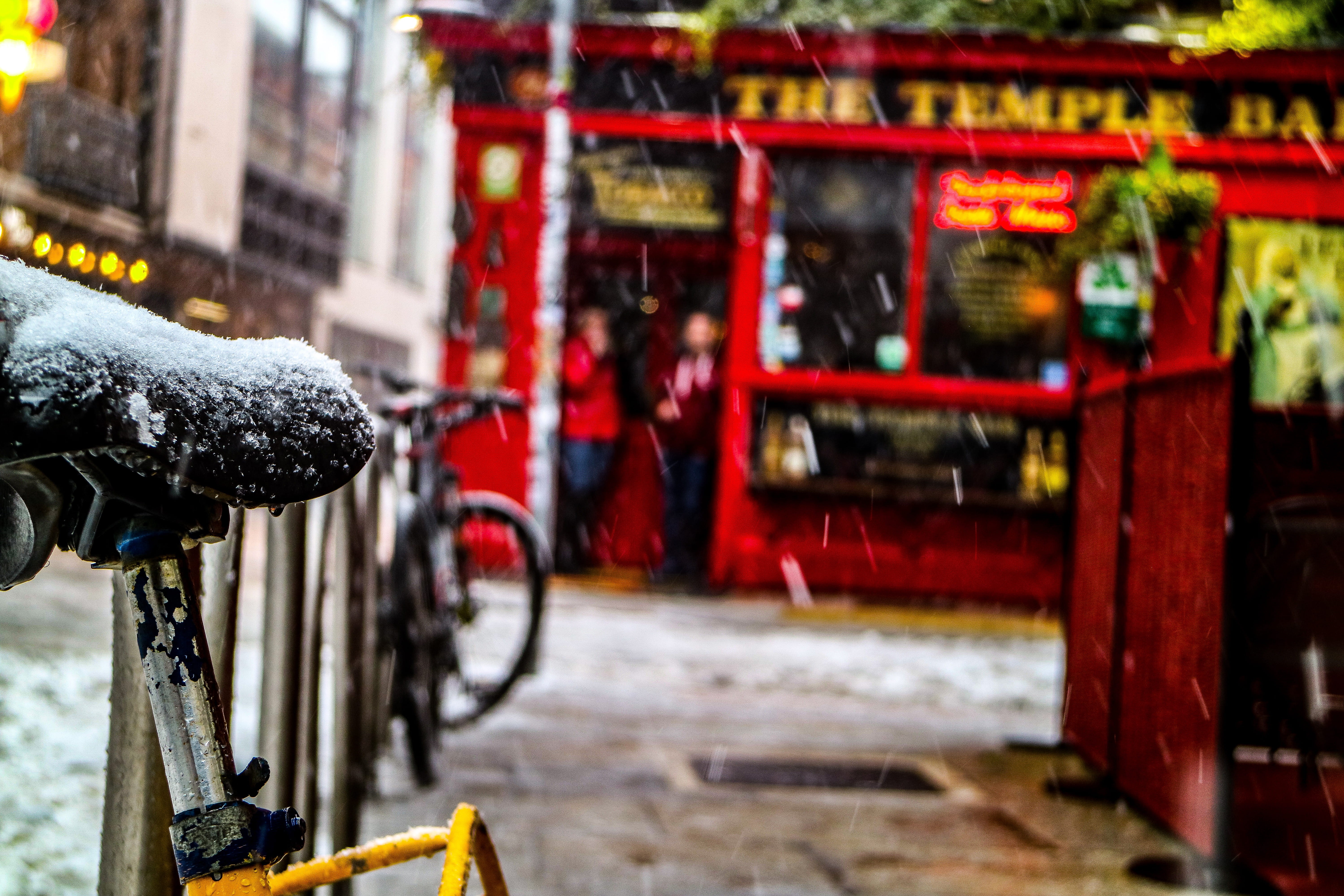 focus on foreground, bicycle, building, dublin, beauty, building exterior, blur, red, 5K, canon, bike, religion, pub, shrine, ireland, land vehicle, love, HD Wallpaper