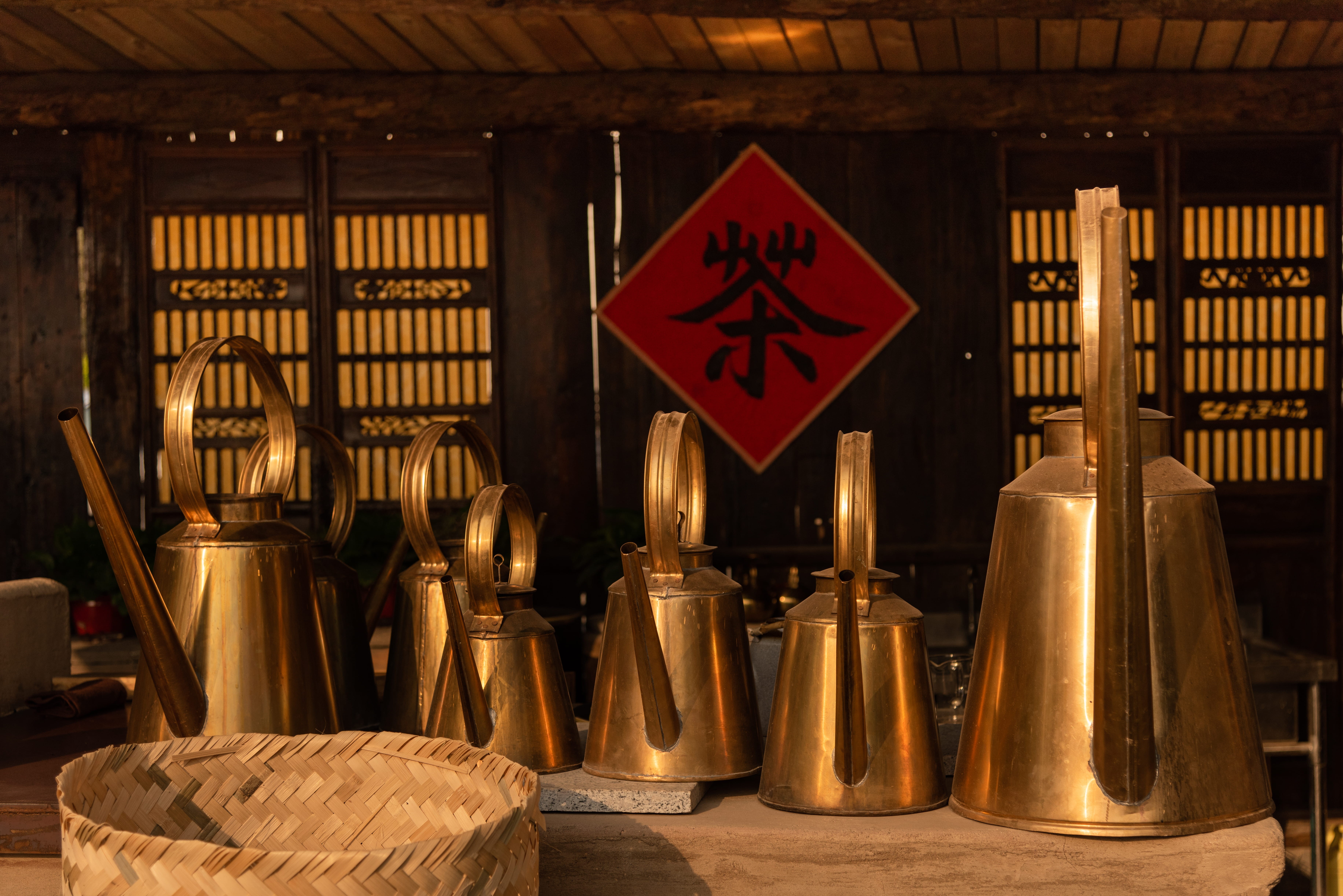 lot, tin, cylinder, architecture, pub, retail, building, cafe, bar counter, indoors, pot, brass, no people, business, cowbell, lighting, cafeteria, furniture, HD Wallpaper