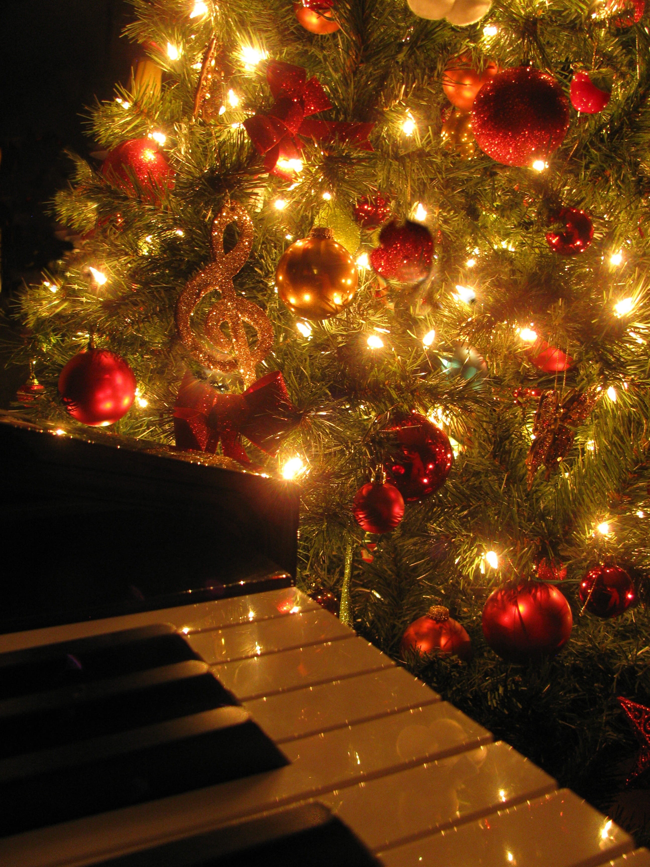 christmas music, event, glowing, celebration, 2K, christmas Decoration, string, Holiday, decoration, indoors, instrument, close, seasonal, Music, green, Phone HD Wallpaper
