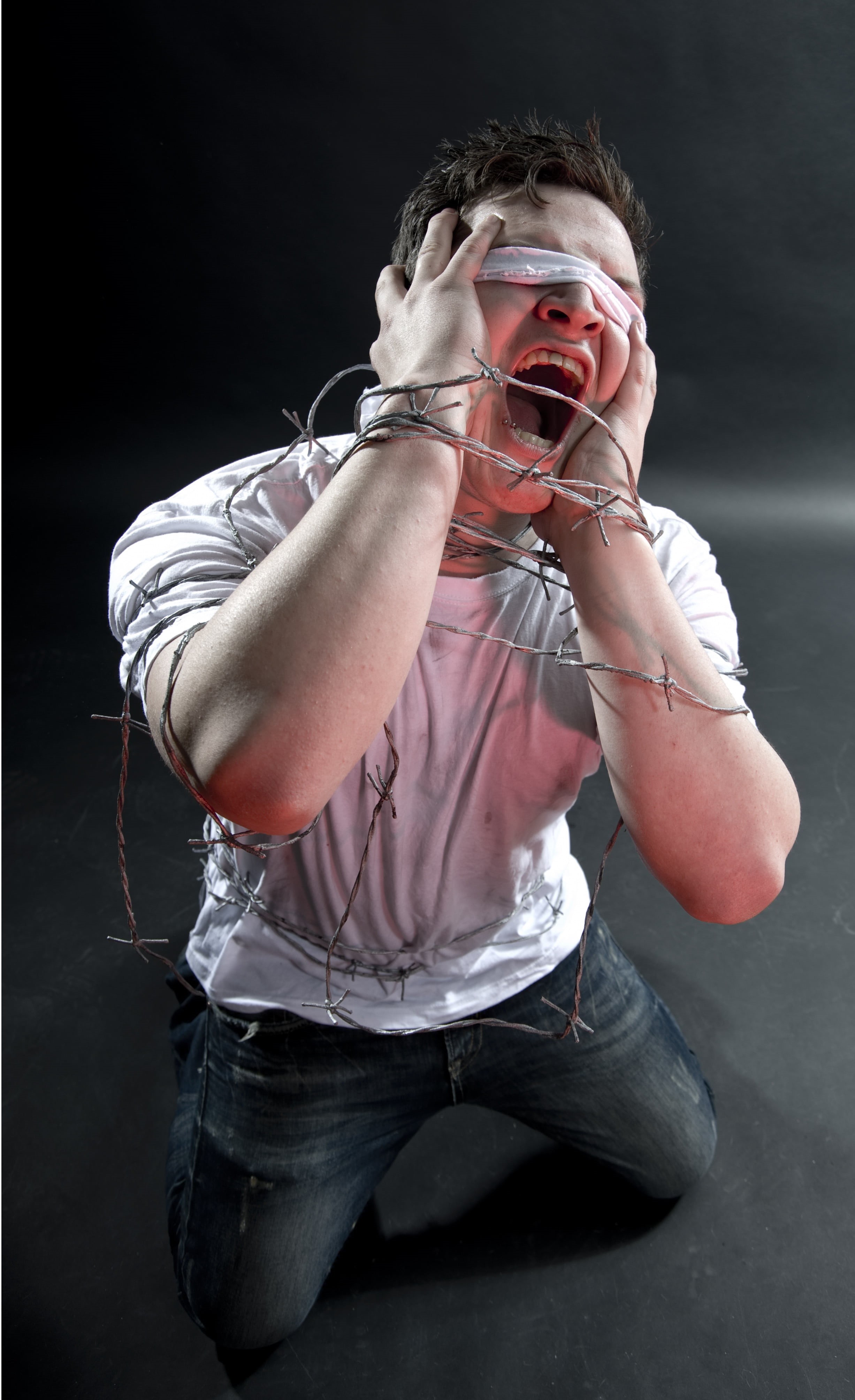 music, despair, men, casual clothing, war, terror, young adult, cry, torture, looking, full length, males, barbed wire, religion, technology, caught, jeans, Phone HD Wallpaper
