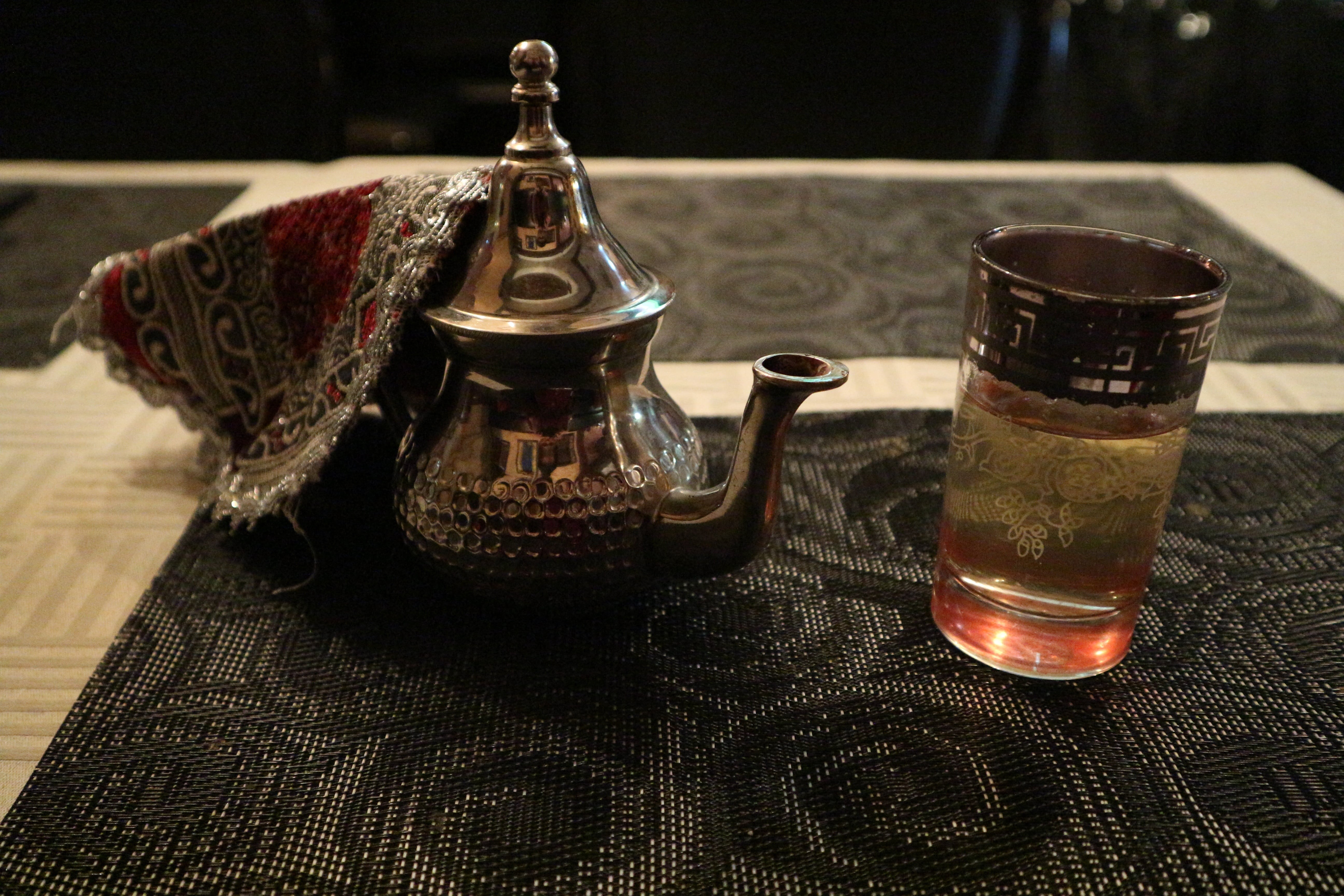 5K, glass, beer - alcohol, tea, no people, crockery, moroccan, jute, indoors, freshness, glass - material, close-up, beer, transparent, pot, wood - material, HD Wallpaper