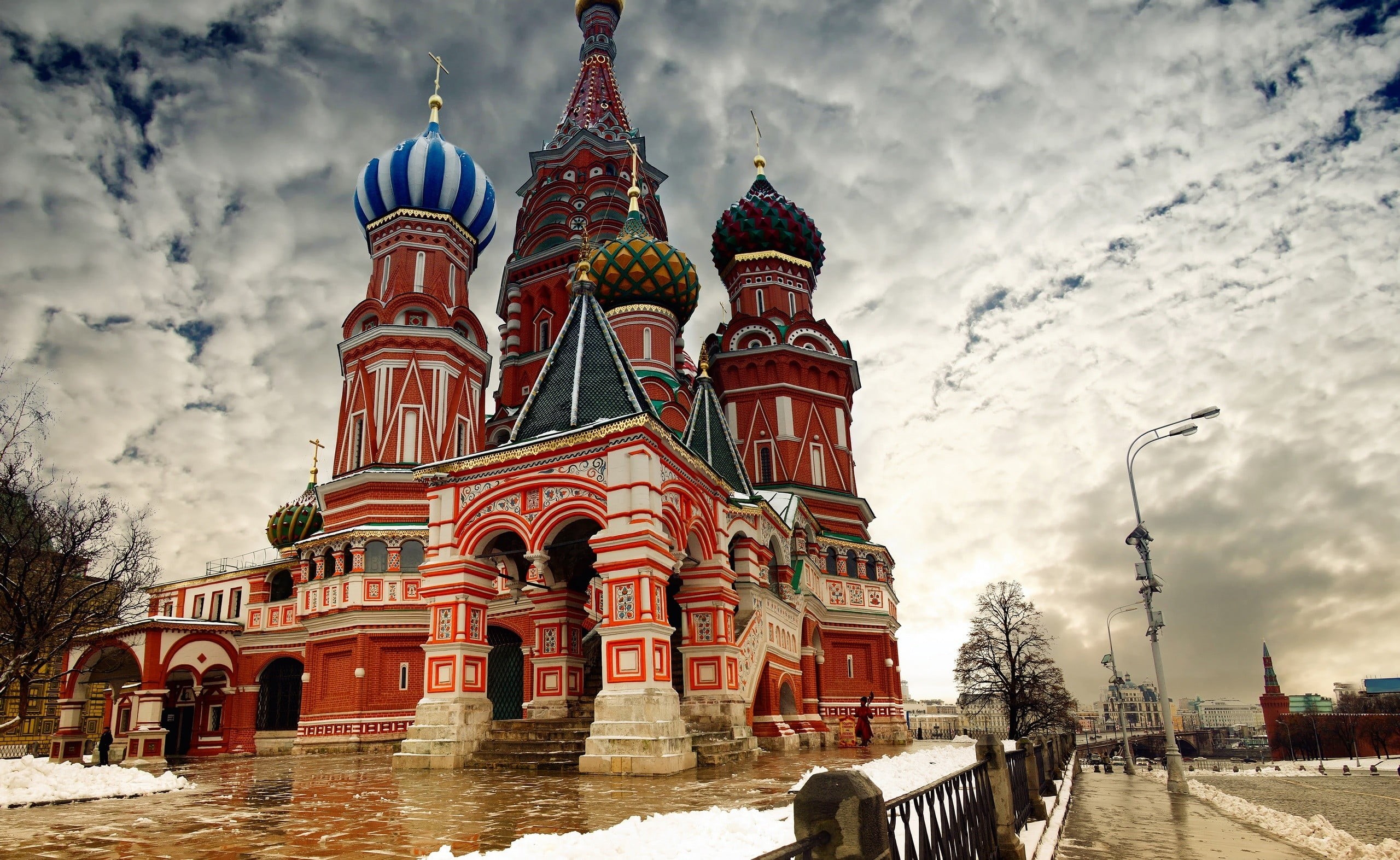 incidental people, red, concrete, city, belief, 2K, outdoors, cloud - sky, tourism, built structure, spirituality, Moscow, sky, travel destinations, building exterior, HD Wallpaper