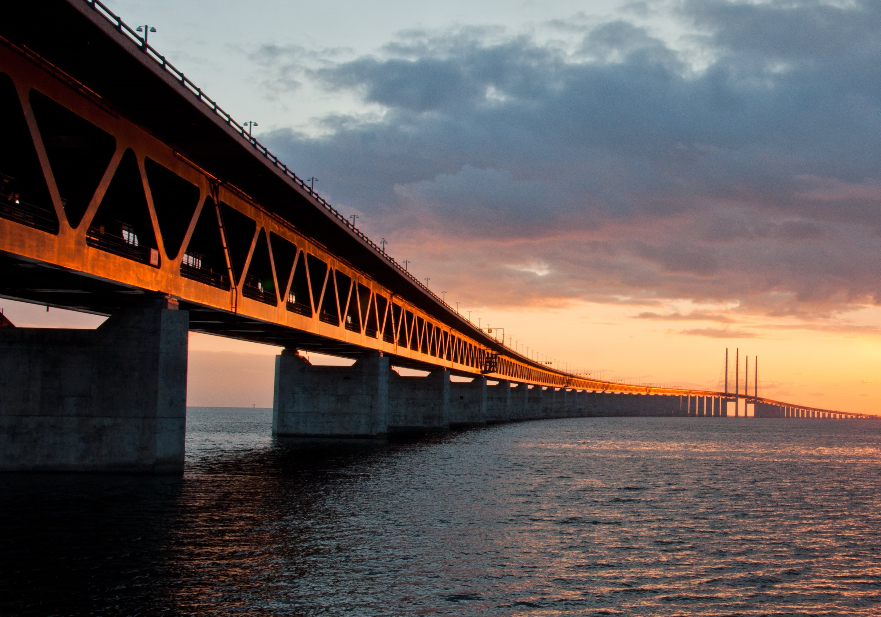 sunset, øresundsbroen, focus, surrounded, iron, Malmö, day, architecture, Brücke, Öresundsbron, shallow focus, body of water, shallow, cloudy, water, bridge - Man Made Structure, HD Wallpaper