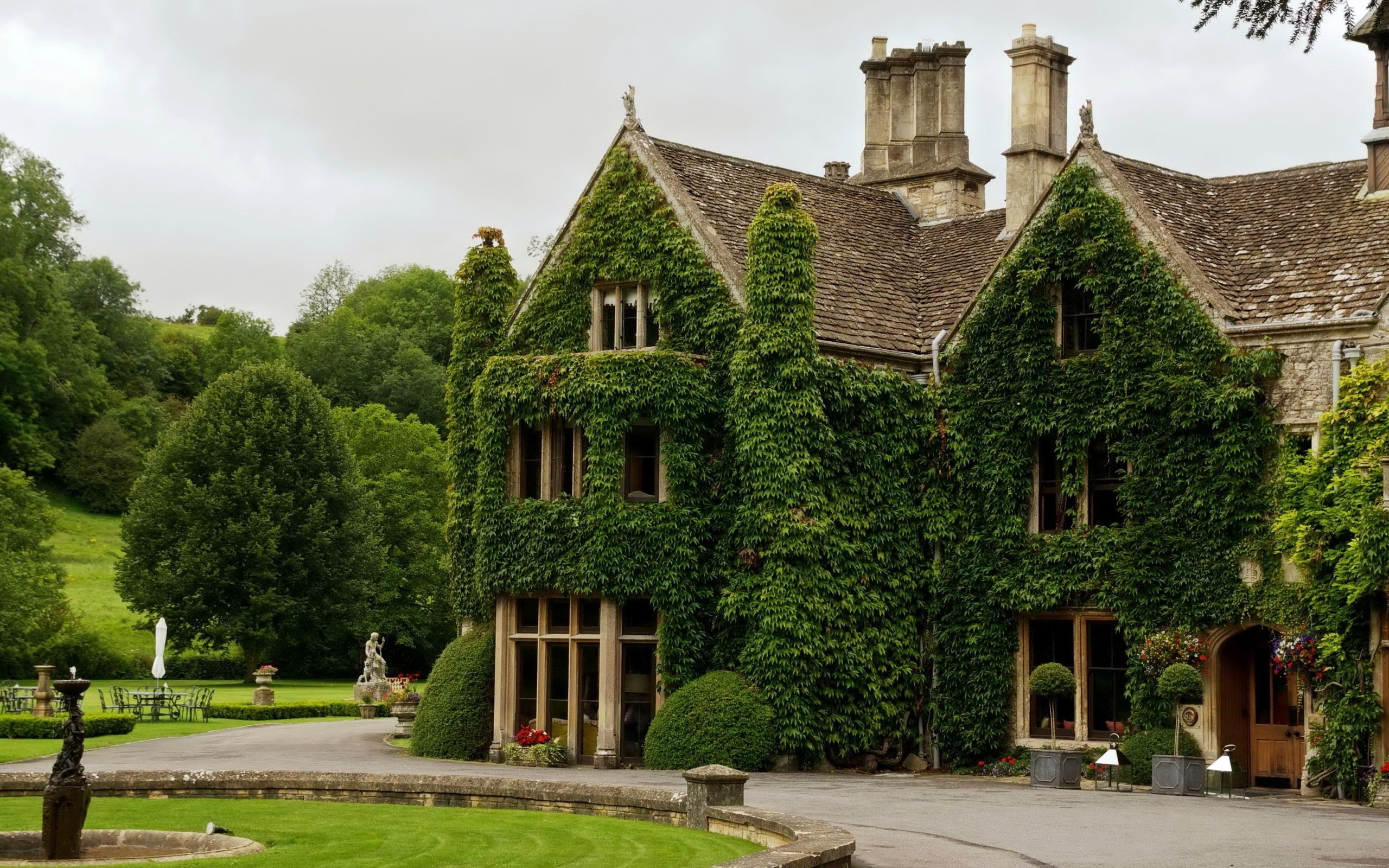 building, tree, trees, outdoors, ivy, no people, green color, architecture, history, day, 2K, growth, Wiltshire, residential district, building exterior, HD Wallpaper