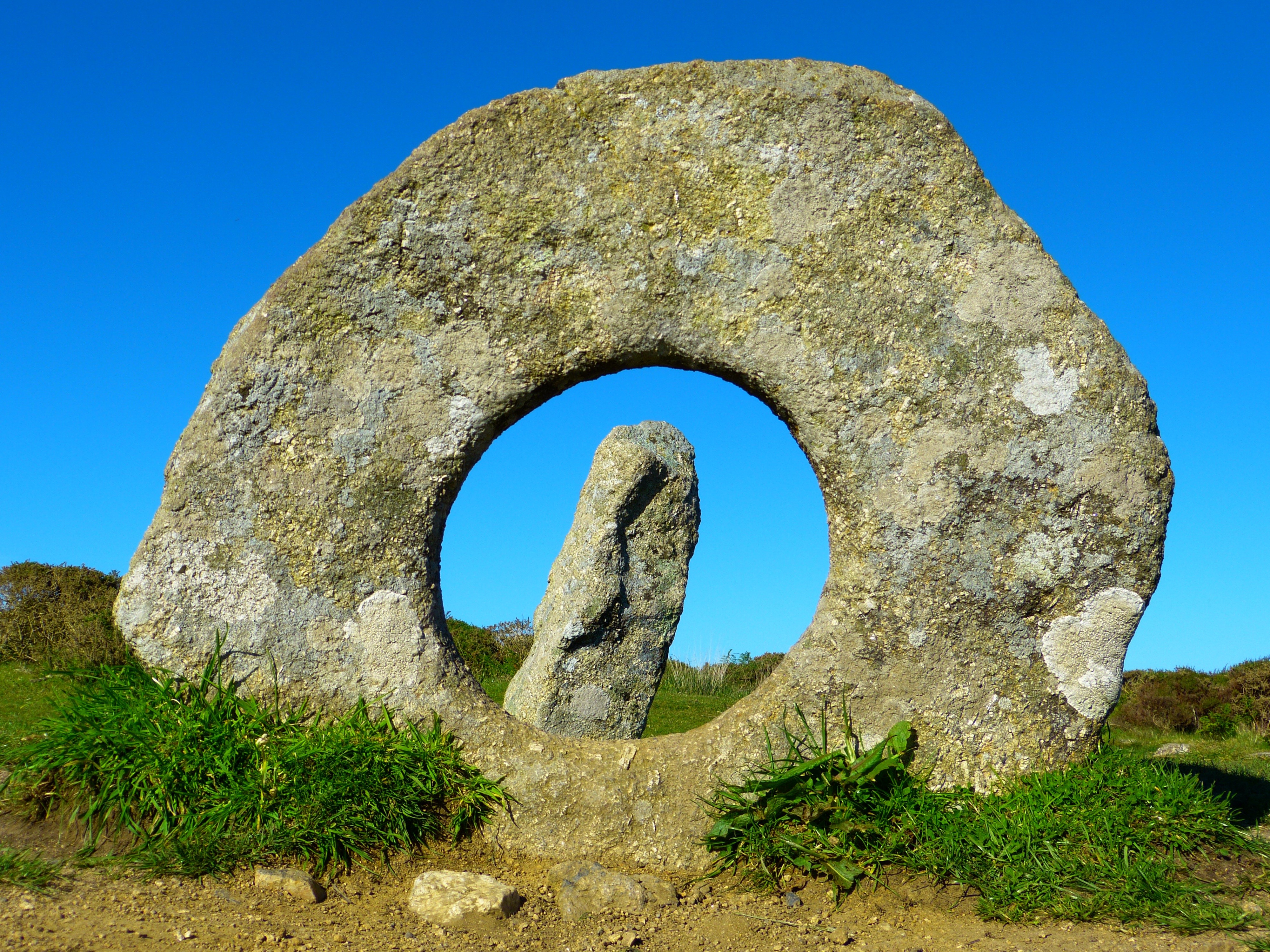 ruined, men-an-tol, blue, brick, arch, no people, stone Material, old, megalithformation, history, south gland, the Past, devils eye, gray, stone, sunlight, HD Wallpaper