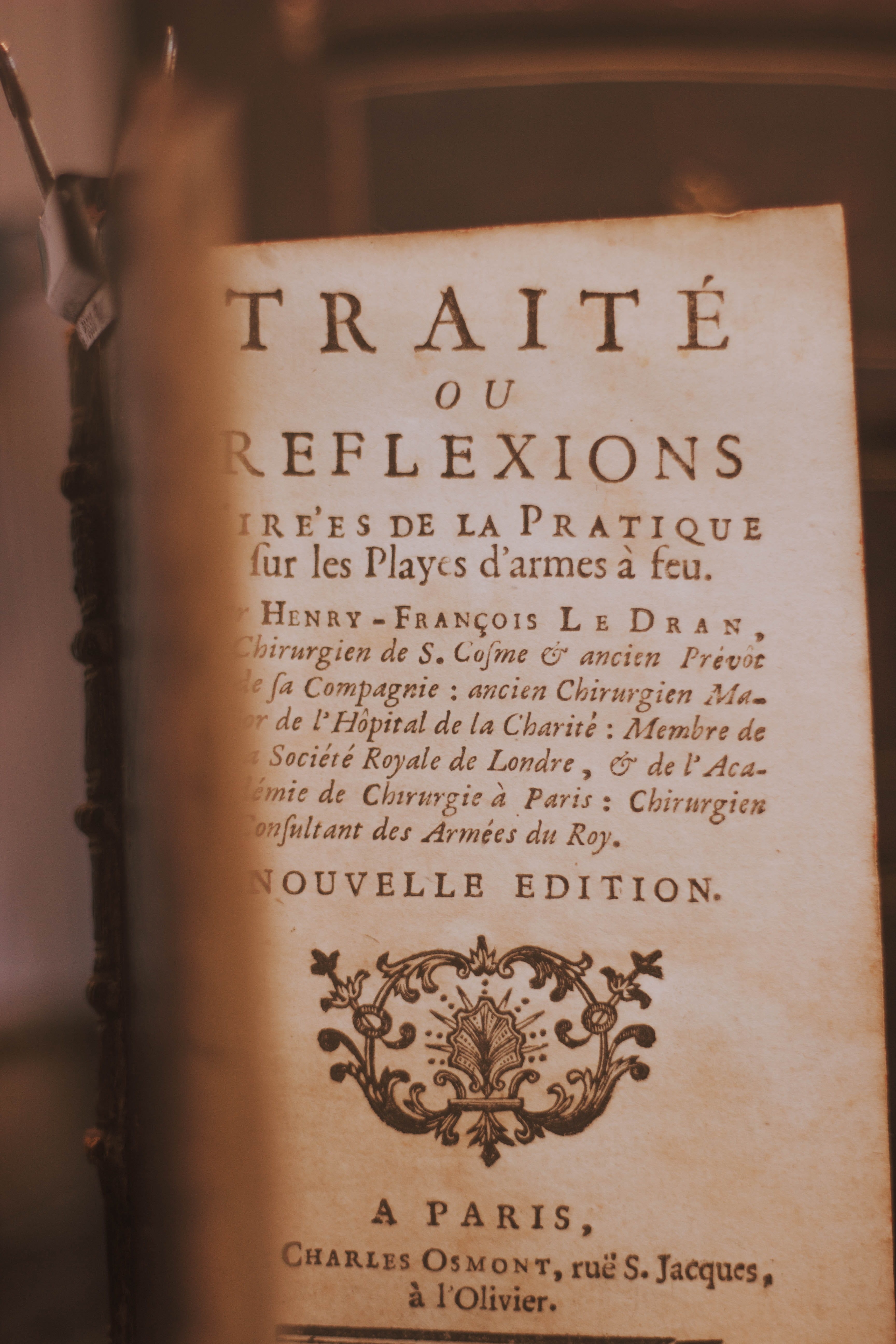 no people, 5K, history, message, religion, traite, publication, western script, architecture, reflexions, the past, belief, paper, close-up, communication, Phone HD Wallpaper