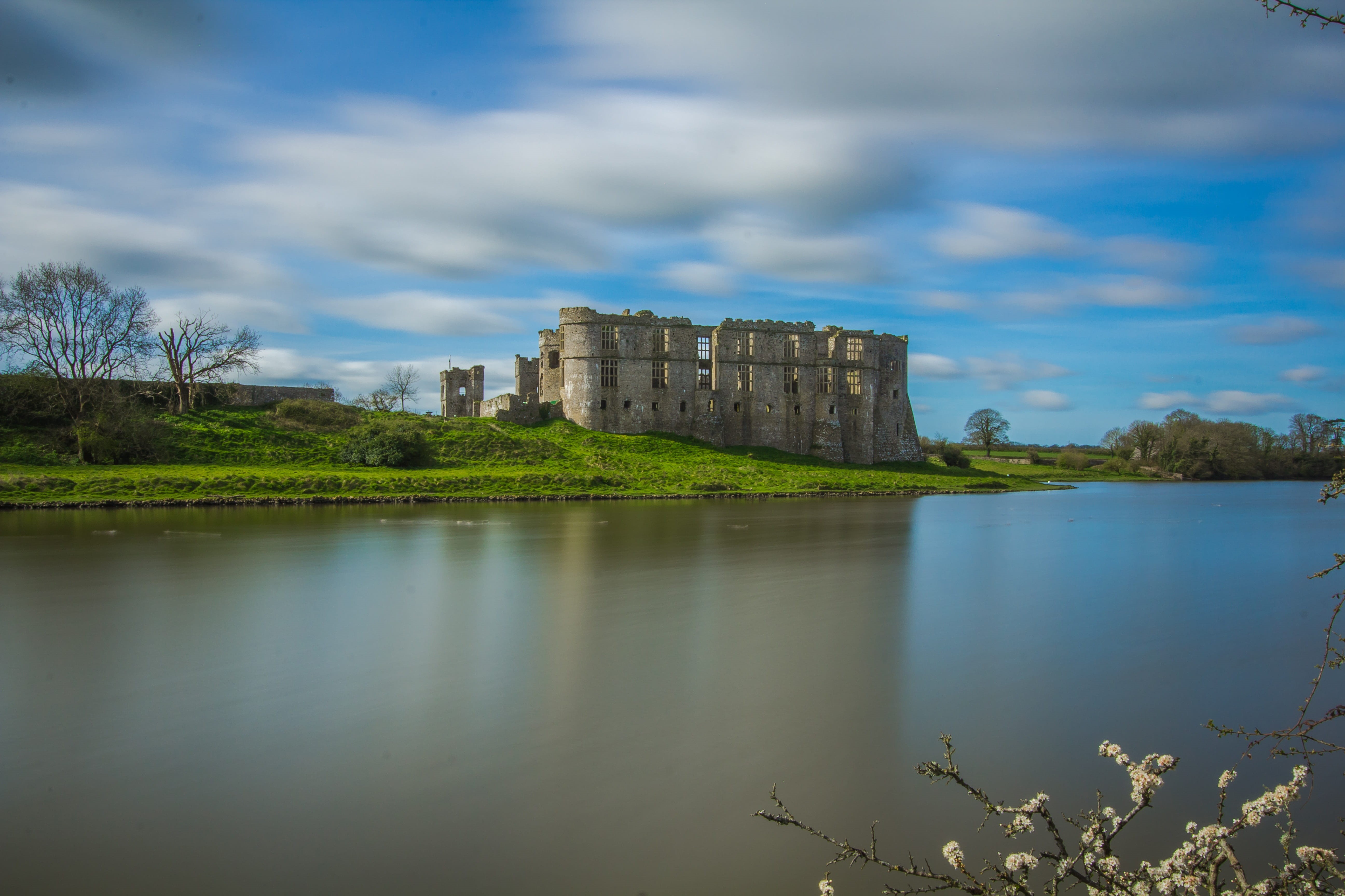 building exterior, 5K, cloudy, water, uK, castle, archaeology, travel Locations, body, famous Place, built structure, nature, beside, monument, day, sky, HD Wallpaper