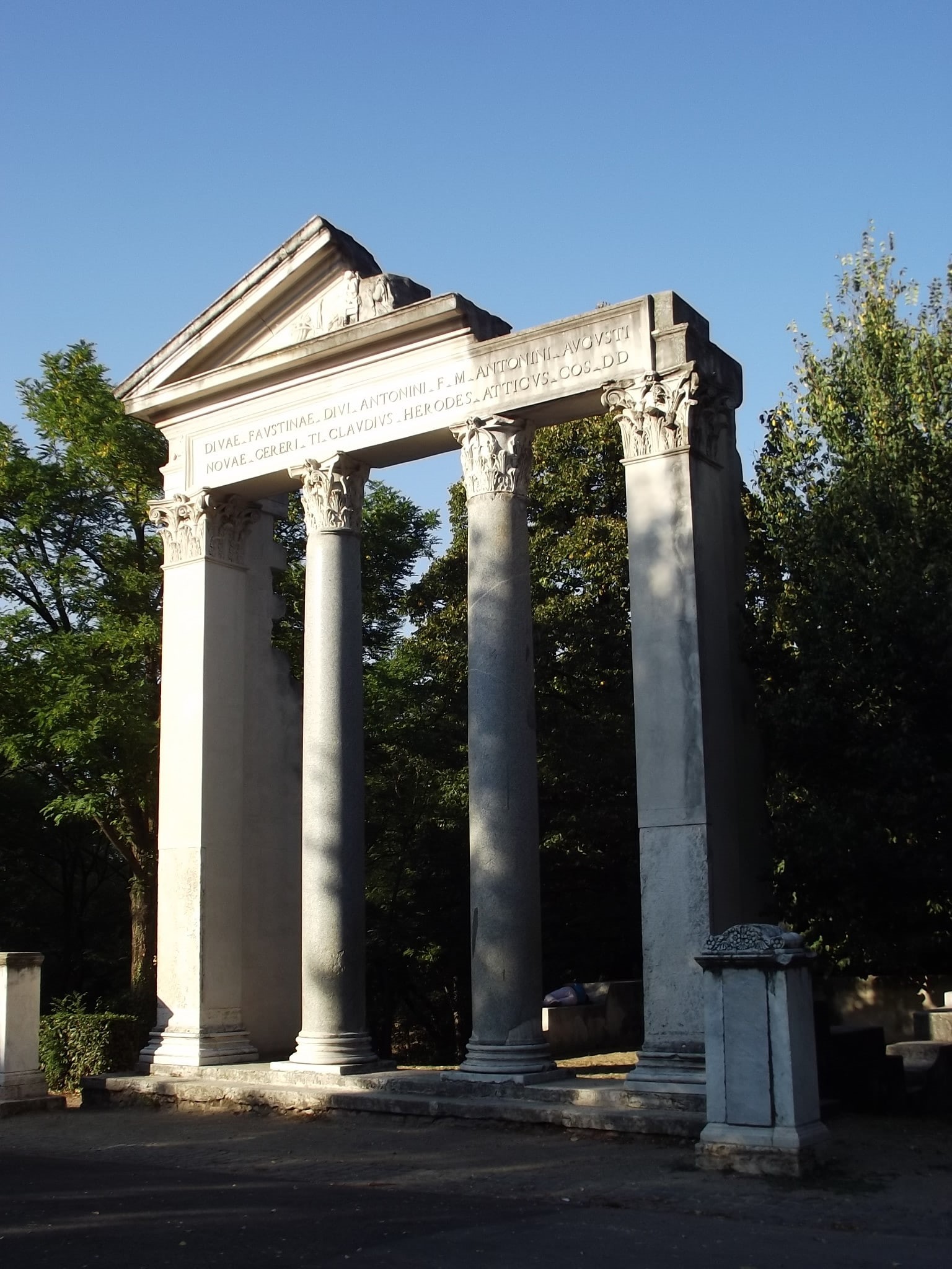 outdoors, 1080P, city, low angle view, architecture, built structure, neo-classical, pillar, nature, memorial, architectural column, day, clear sky, no people, Phone HD Wallpaper