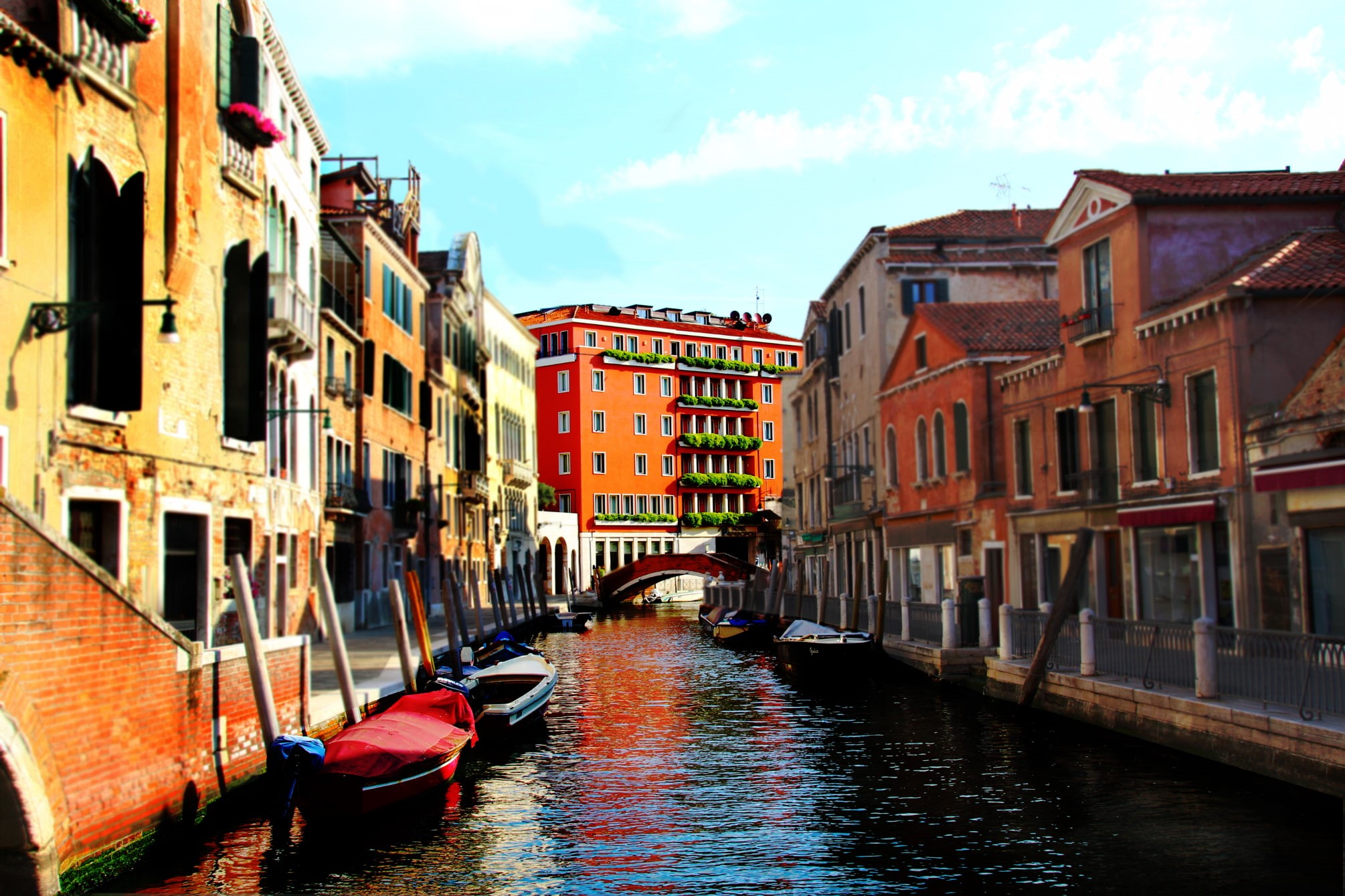 building, nautical vessel, no people, gondolas, architecture, canal, transportation, cloud - sky, Italy, connection, residential district, water, built structure, HD Wallpaper