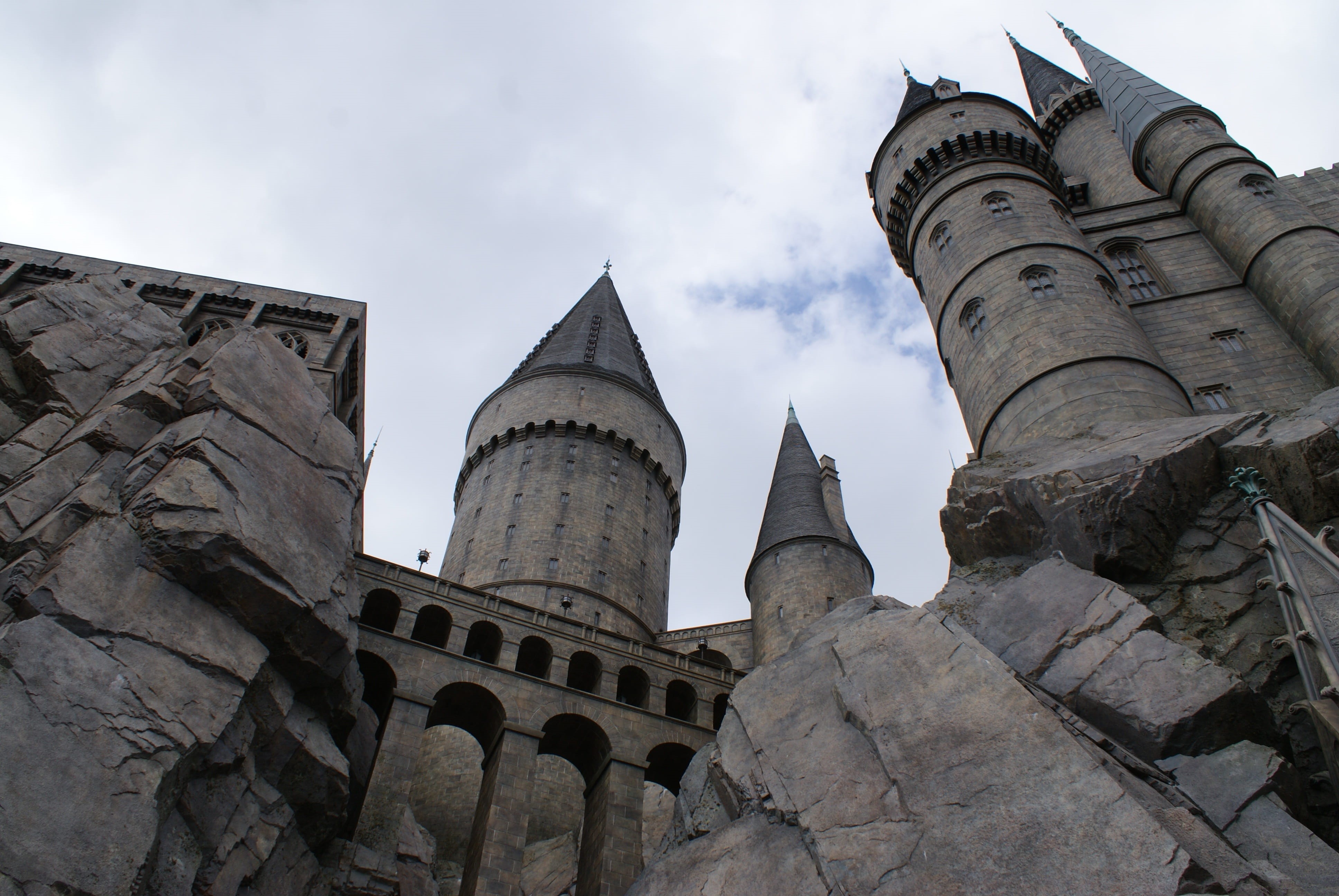 day, architecture, cloud - sky, hogwarts, building exterior, sky, cliff, outdoors, history, the past, travel destinations, city, no people, 4K, tower, HD Wallpaper