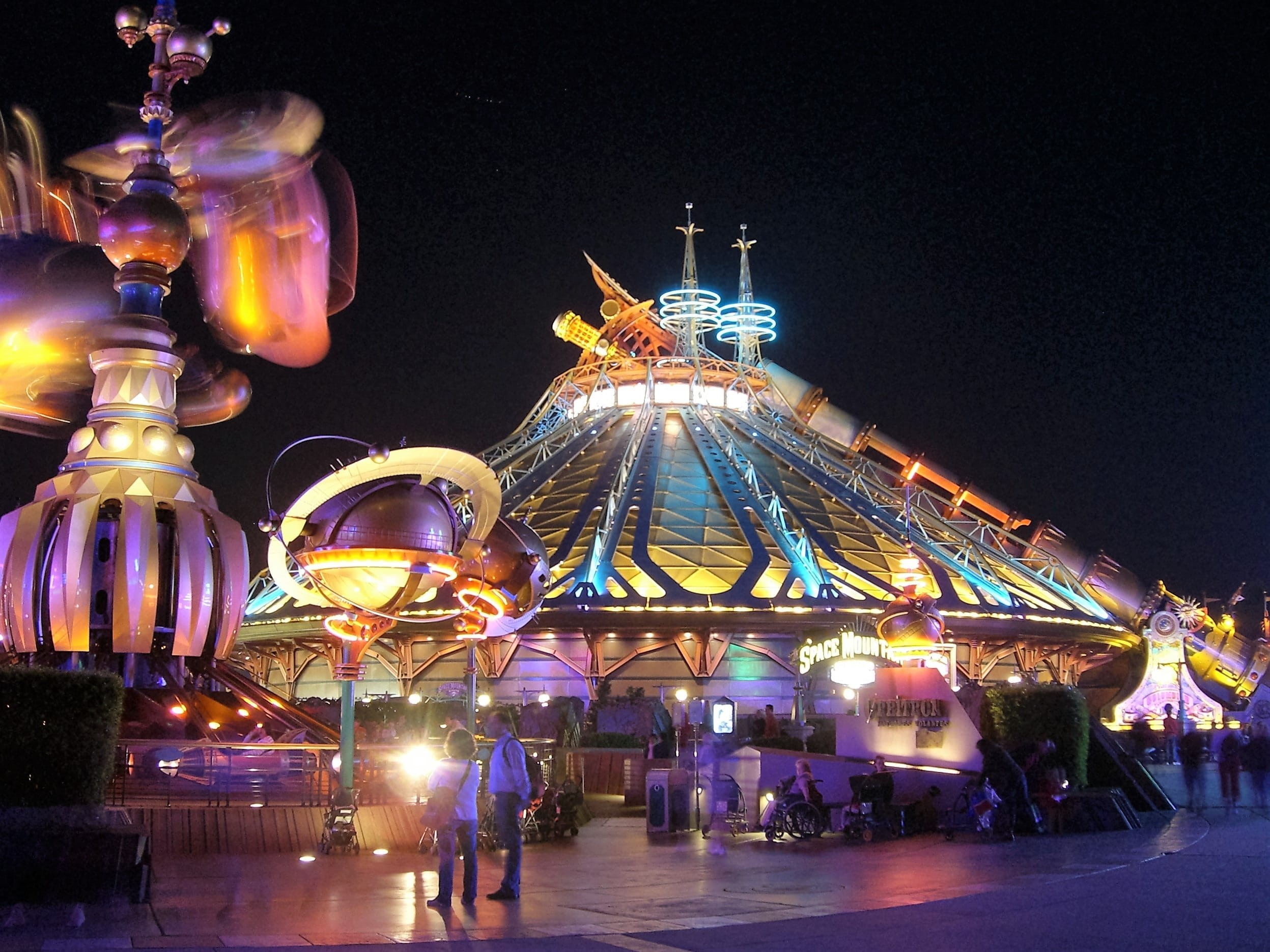 arts culture and entertainment, 1080P, amusement park ride, Scene, clear sky, outdoors, amusement park, decoration, disneyland paris, real people, inside, HD Wallpaper