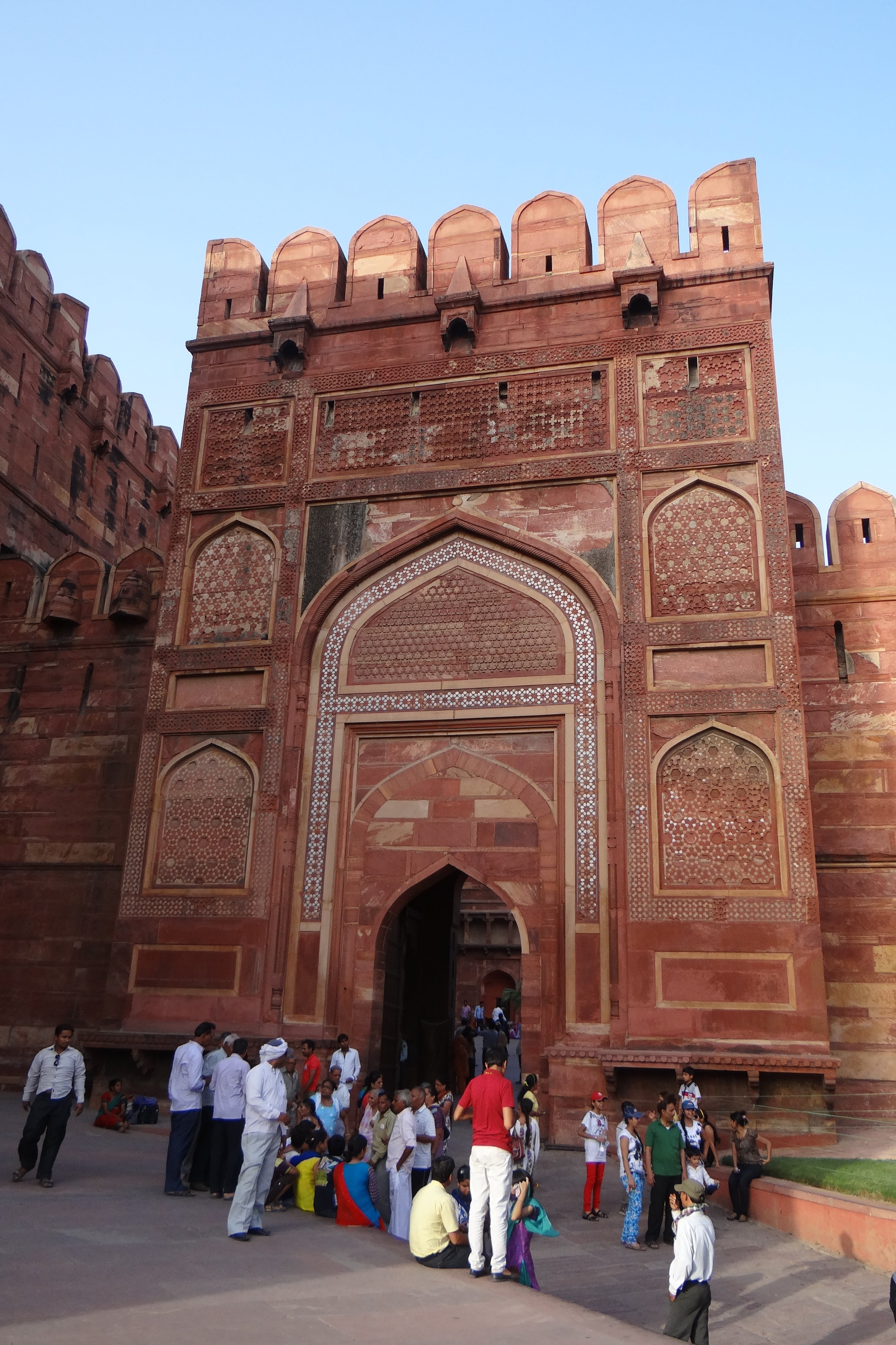 india, moghuls, group of people, inside gate, architecture, ancient, men, travel destinations, women, castle, the past, pink sandstone, fortification, arch, Phone HD Wallpaper