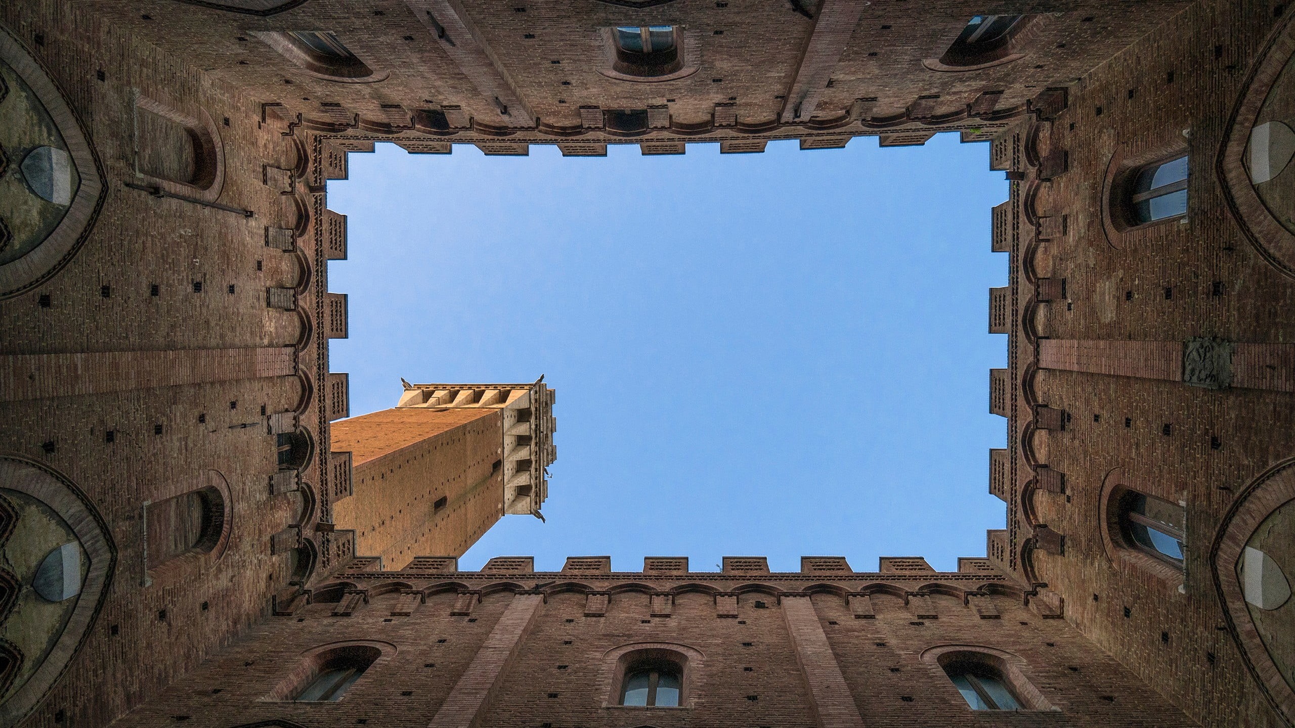 Torre del Mangia, window, old, nature, directly below, blue, outdoors, Campo Square, low angle view, day, Tuscany, Mangia Tower, structure, architecture, HD Wallpaper