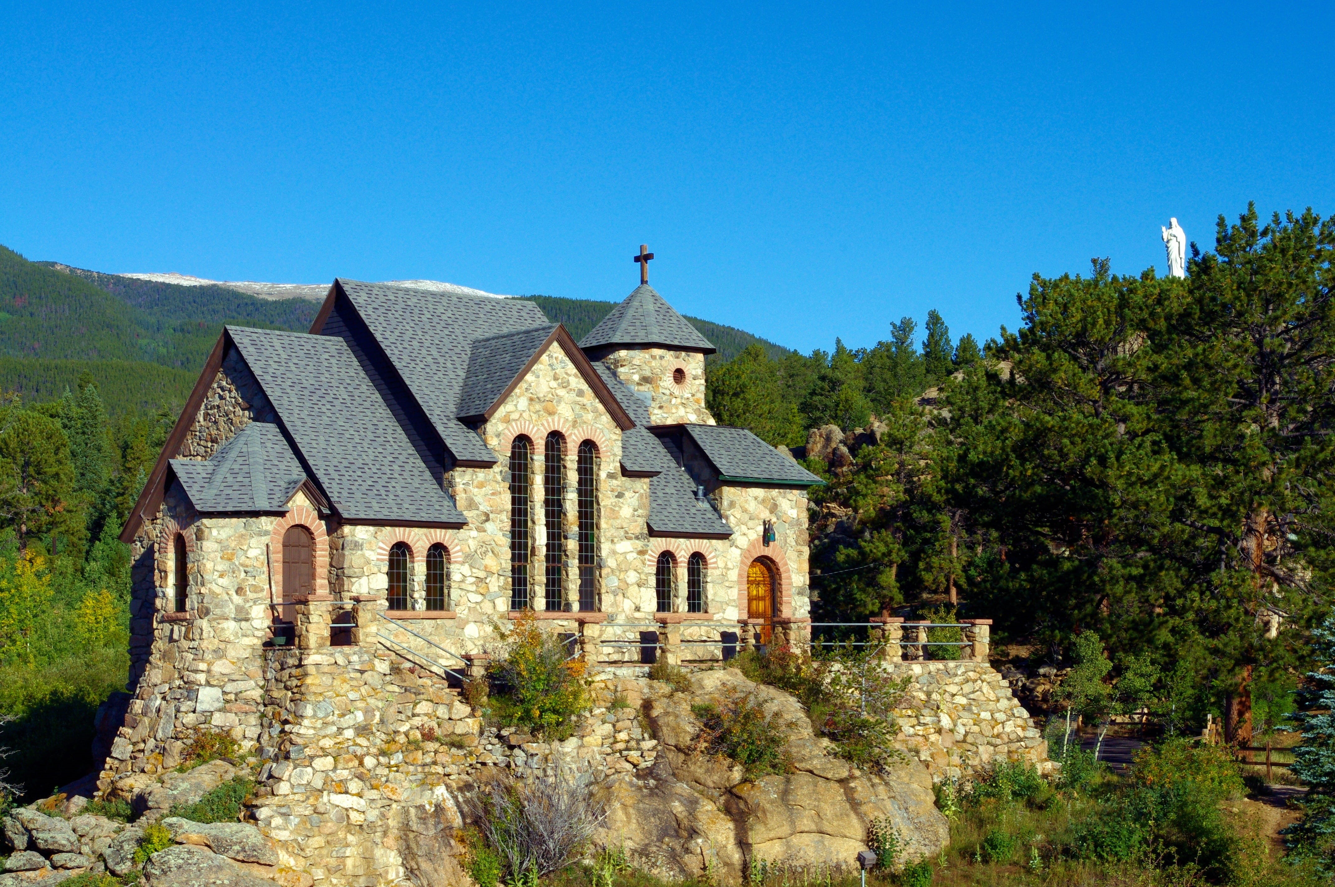 church, house, built structure, plant, mountains, blue, chapel, sunny, setting, residential district, park, rocky, nature, catherine, estes, rural scene, HD Wallpaper