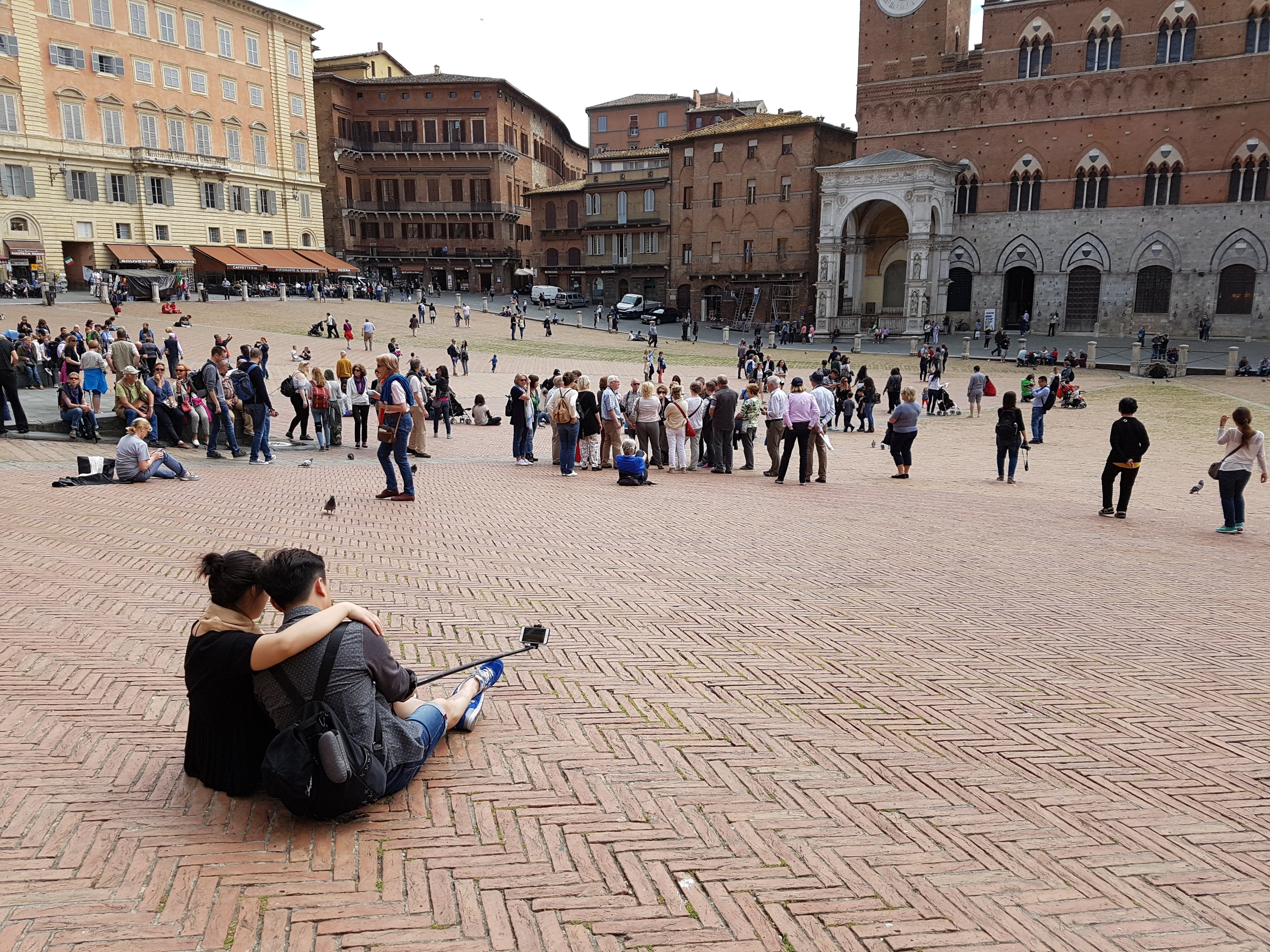 wide, siena, adult, women, leisure activity, old town, large group of people, history, outdoors, city, travel destinations, the past, lifestyles, building, HD Wallpaper