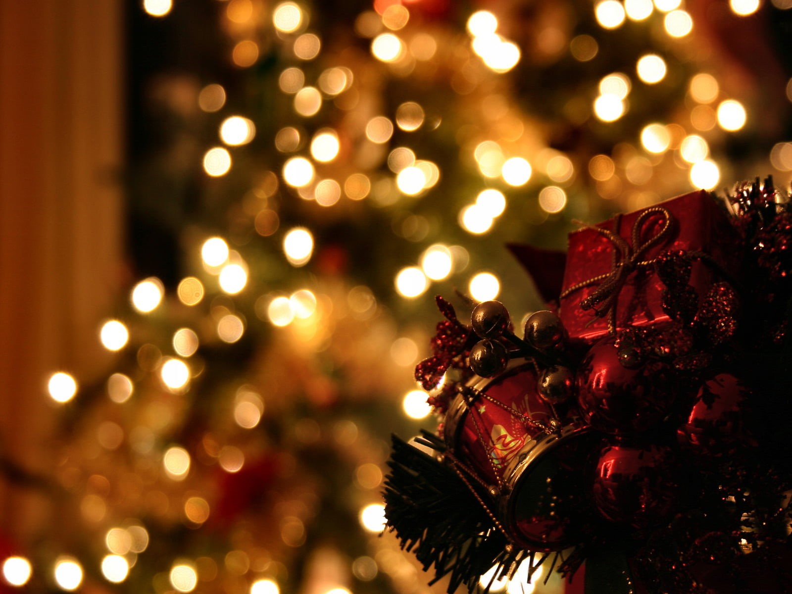 defocused, the evening, celebration event, christmas Tree, garland, color Image, decor, toys, decors, christmas Lights, photo, mood, plant, winter, vibrant Color, HD Wallpaper