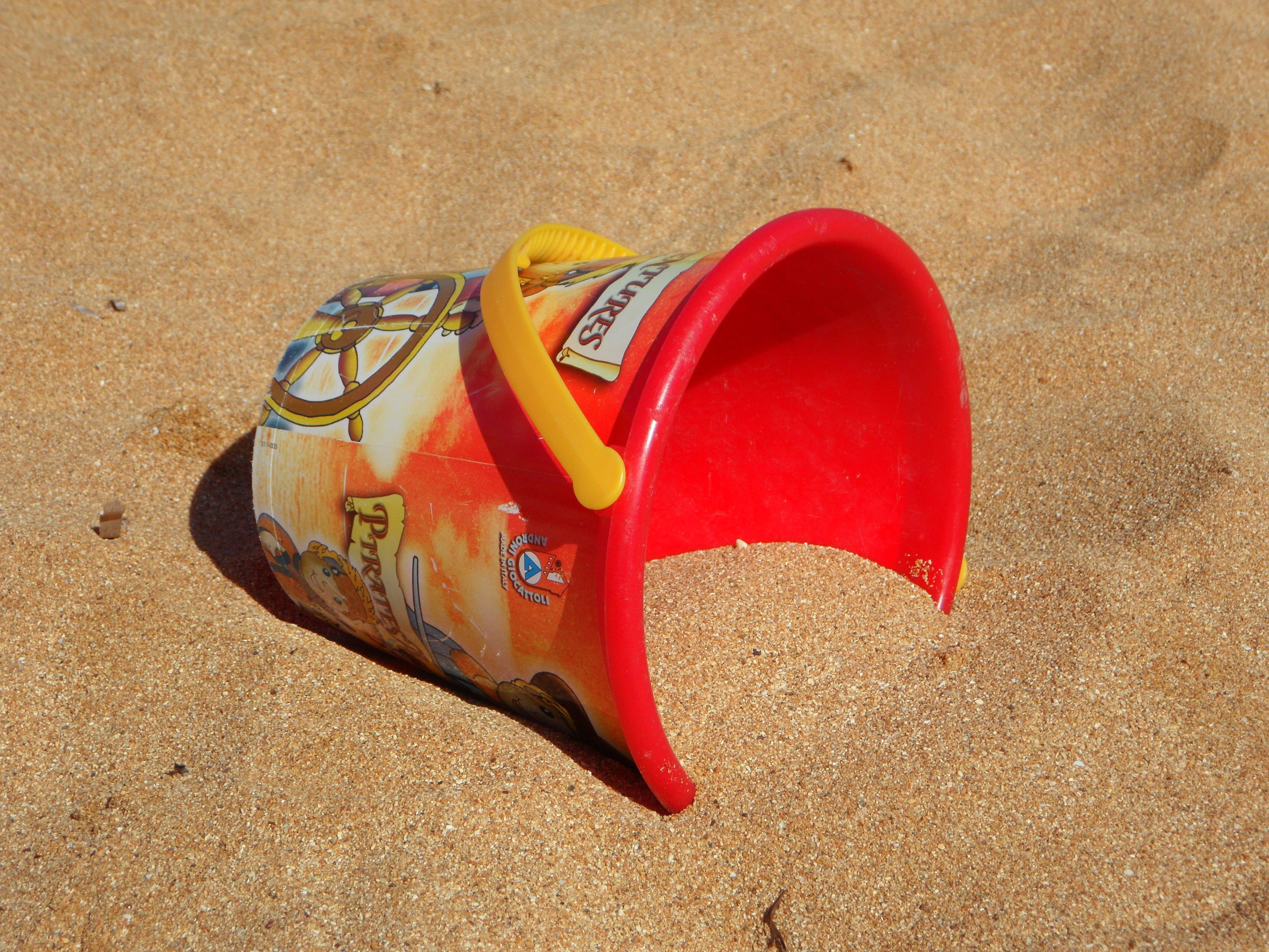 holidays with children, 4K, brown, sand toys, sea, child, land, still life, plastic, no people, outdoors, yellow, toys, holiday, sunlight, absence, sand, HD Wallpaper